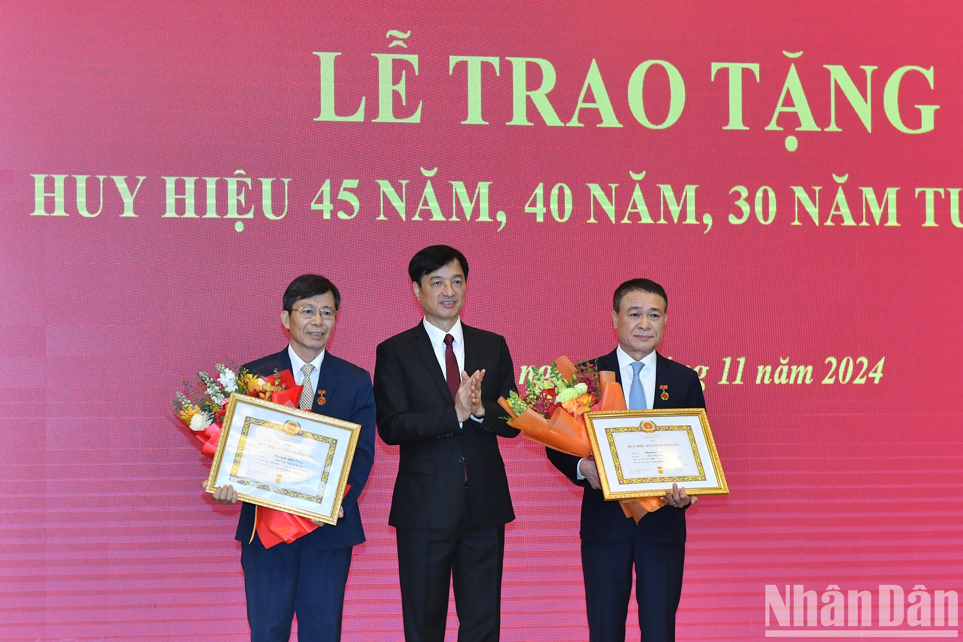 越共中央书记处书记、中央办公厅主任阮维玉向中央办公厅各位同志授予党龄45周年纪念章。