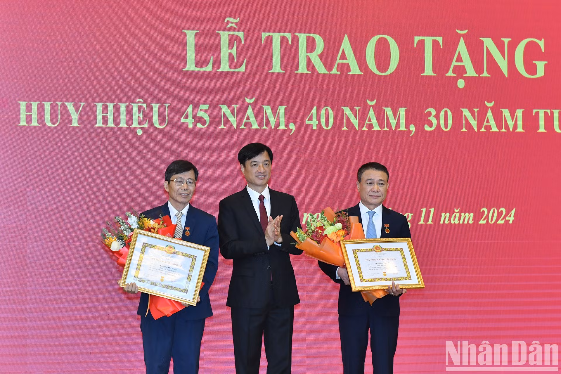 越共中央书记处书记、中央办公厅主任阮维玉向中央办公厅各位同志授予党龄45周年纪念章。