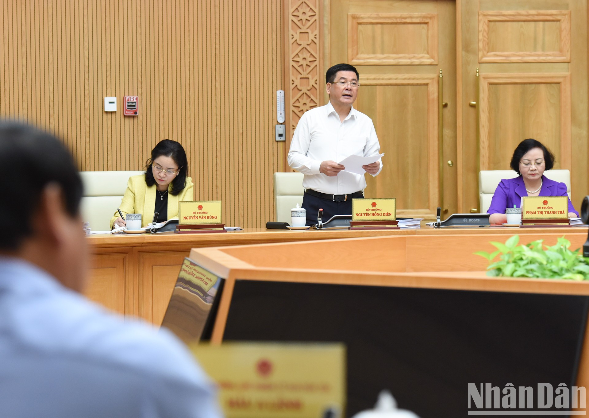 越南工贸部部长阮鸿延在会上发表讲话。 越南工贸部部长阮鸿延在会上发表讲话。
