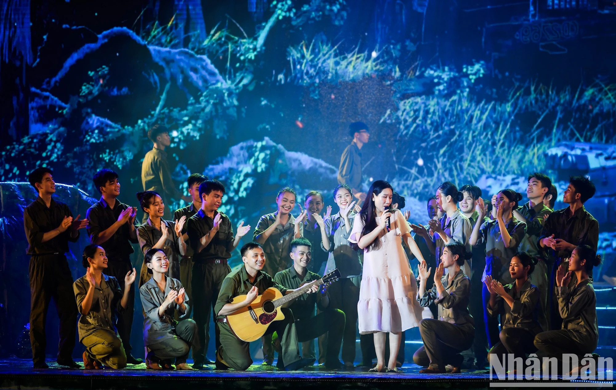 8月16日晚上20点,该活动将在广治省永灵县贤良-滨海两岸国家级特殊历史遗迹区正式举行。 8月16日晚上20点,该活动将在广治省永灵县贤良-滨海两岸国家级特殊历史遗迹区正式举行。