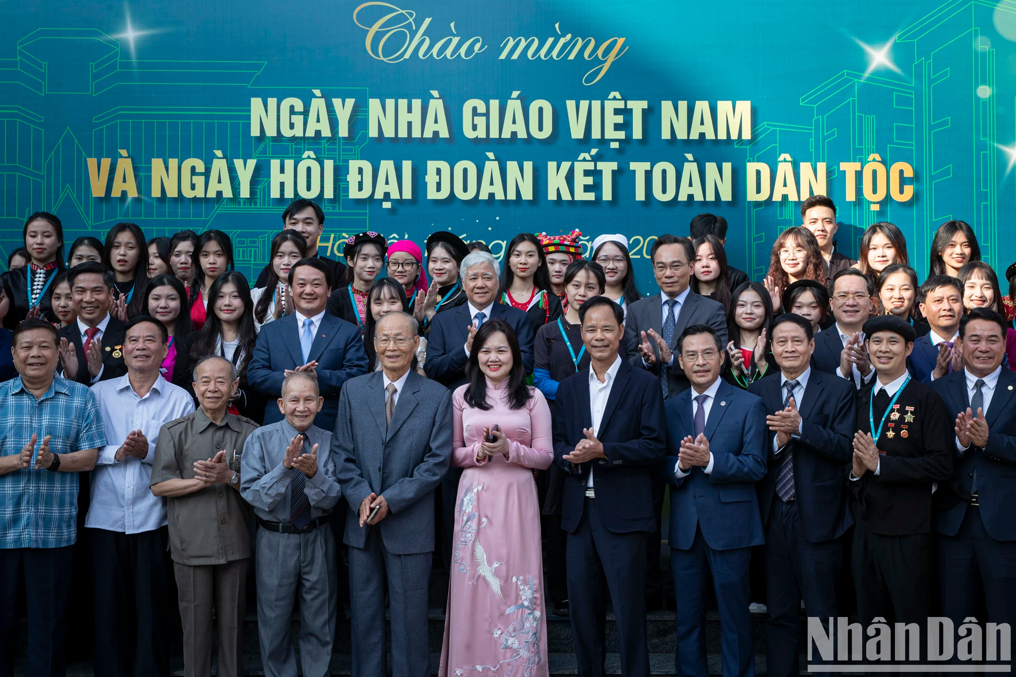 杜文战同志与财政学院师生合影。