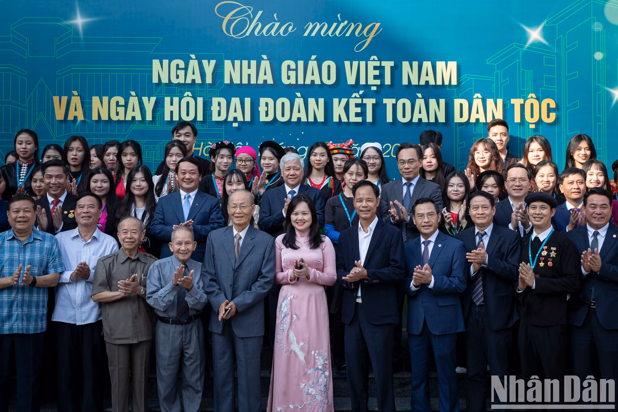 杜文战同志与财政学院师生合影。