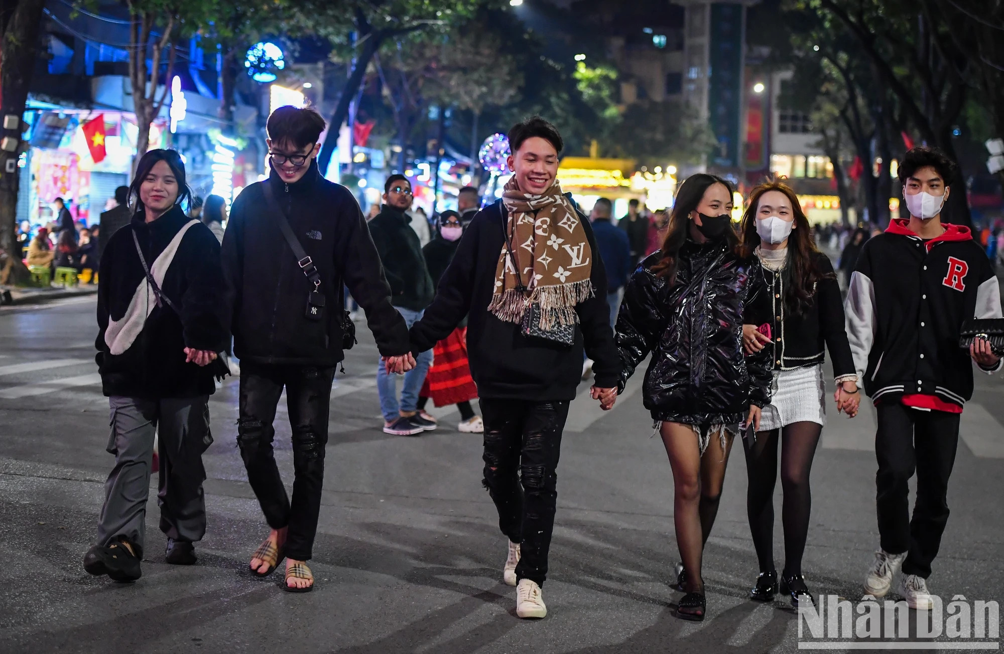 2月9日晚，农历腊月除夕，不少人前往河内市还剑湖游玩，准备迎接除夕夜。