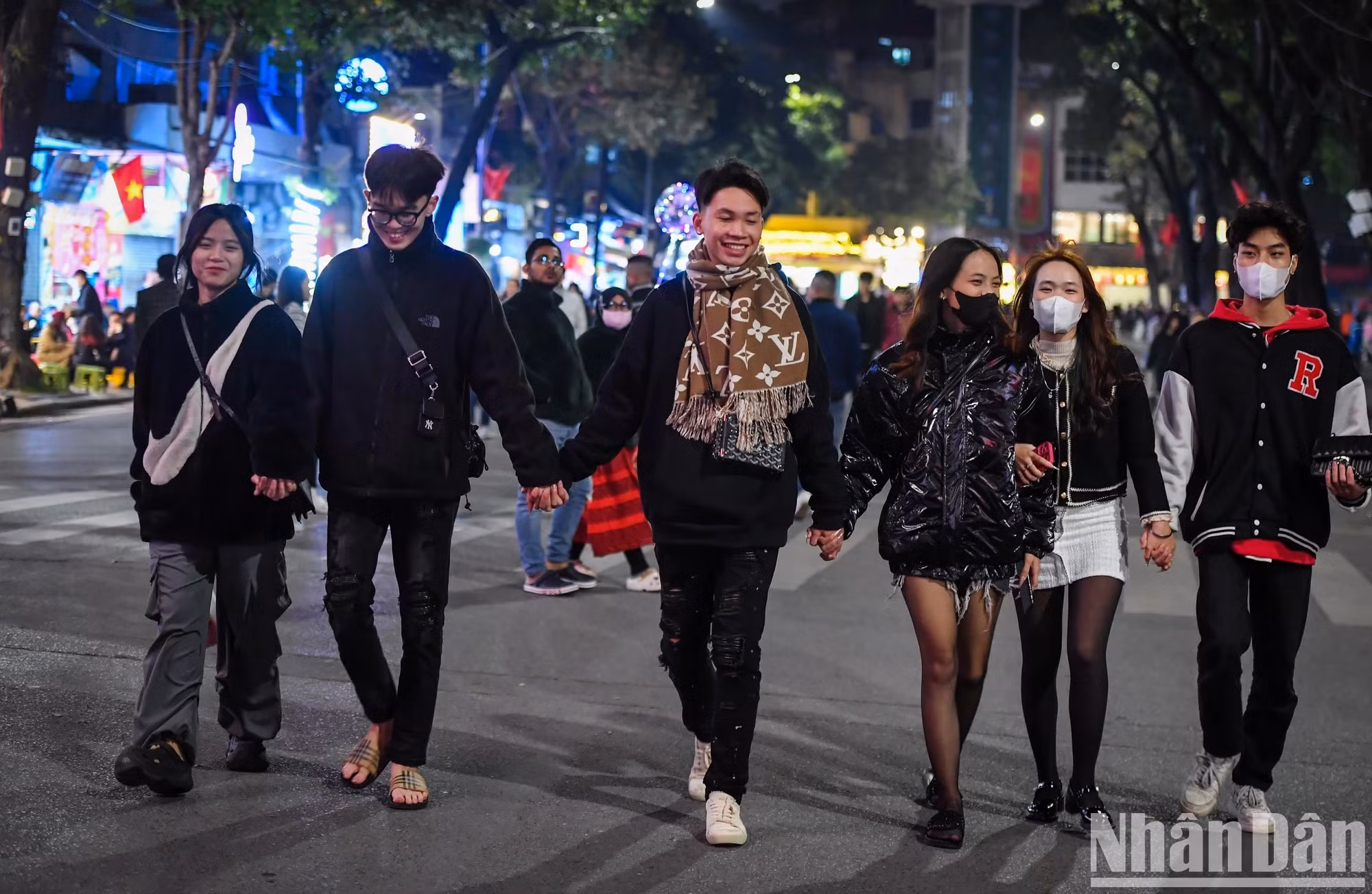 2月9日晚，农历腊月除夕，不少人前往河内市还剑湖游玩，准备迎接除夕夜。