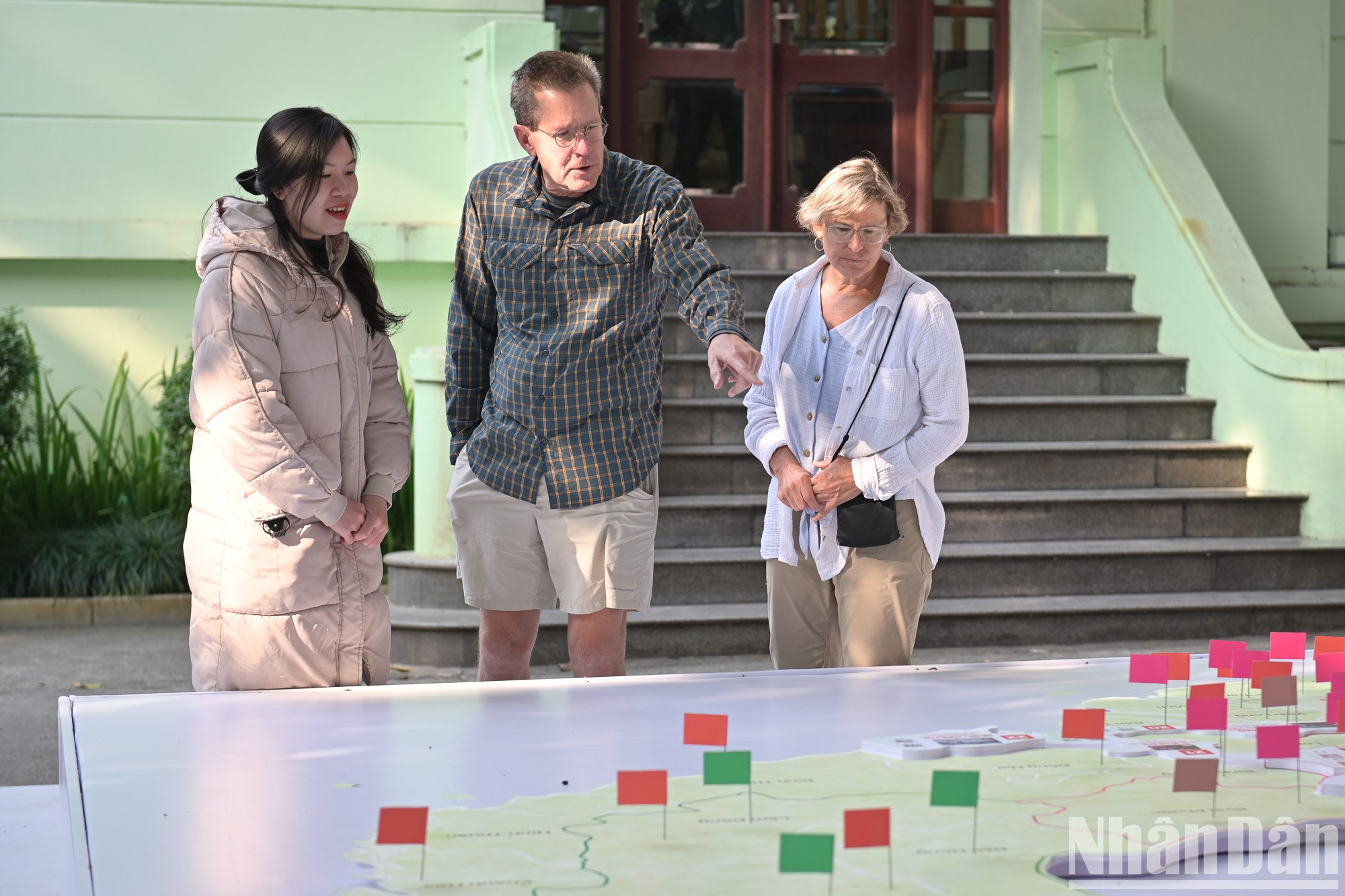 外国游客参观互动展。 外国游客参观互动展。