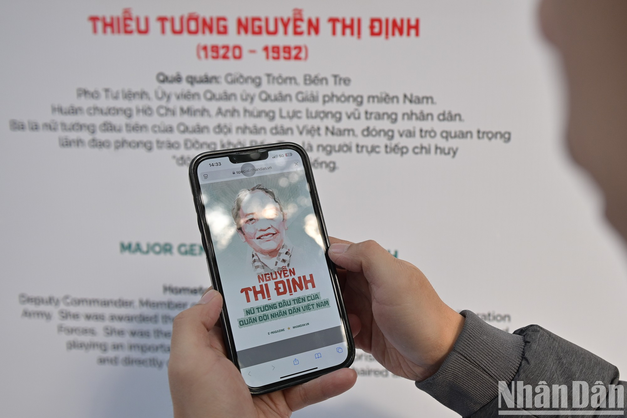 每幅画都附有二维码,以便观众更好地了解国家历史上才华横溢的将军的印记。 每幅画都附有二维码,以便观众更好地了解国家历史上才华横溢的将军的印记。