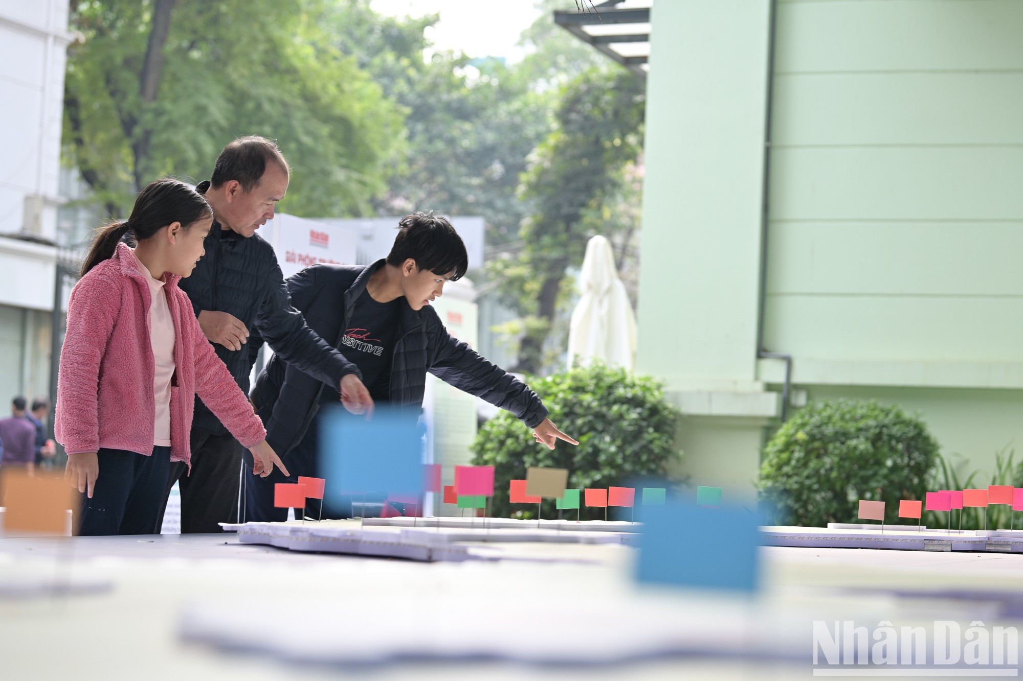 周末,许多家庭带孩子前来参观展览。 周末,许多家庭带孩子前来参观展览。