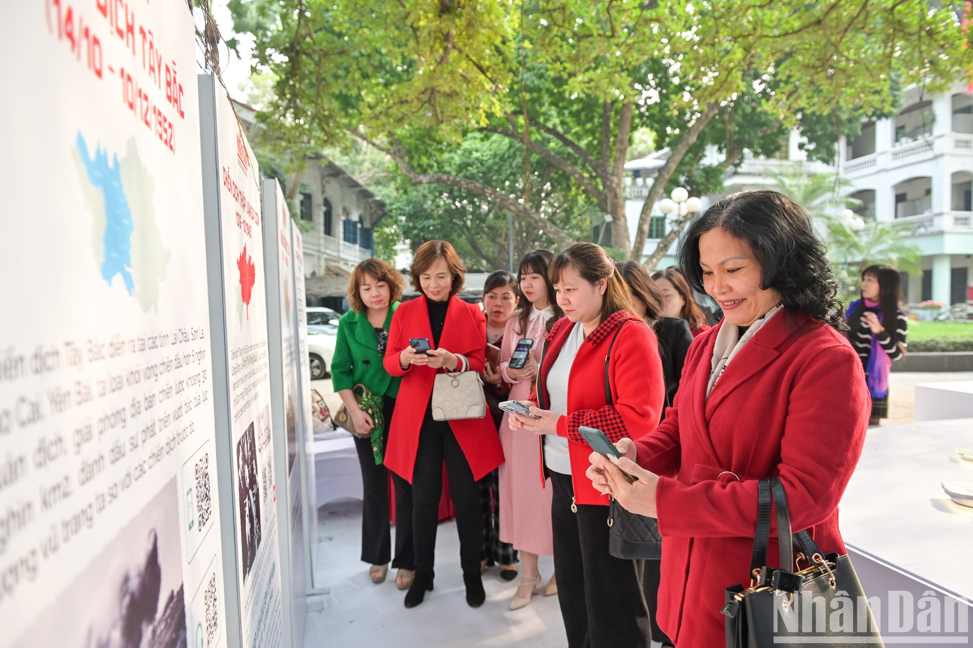 河内光忠幼儿园的老师们参观互动展。 河内光忠幼儿园的老师们参观互动展。