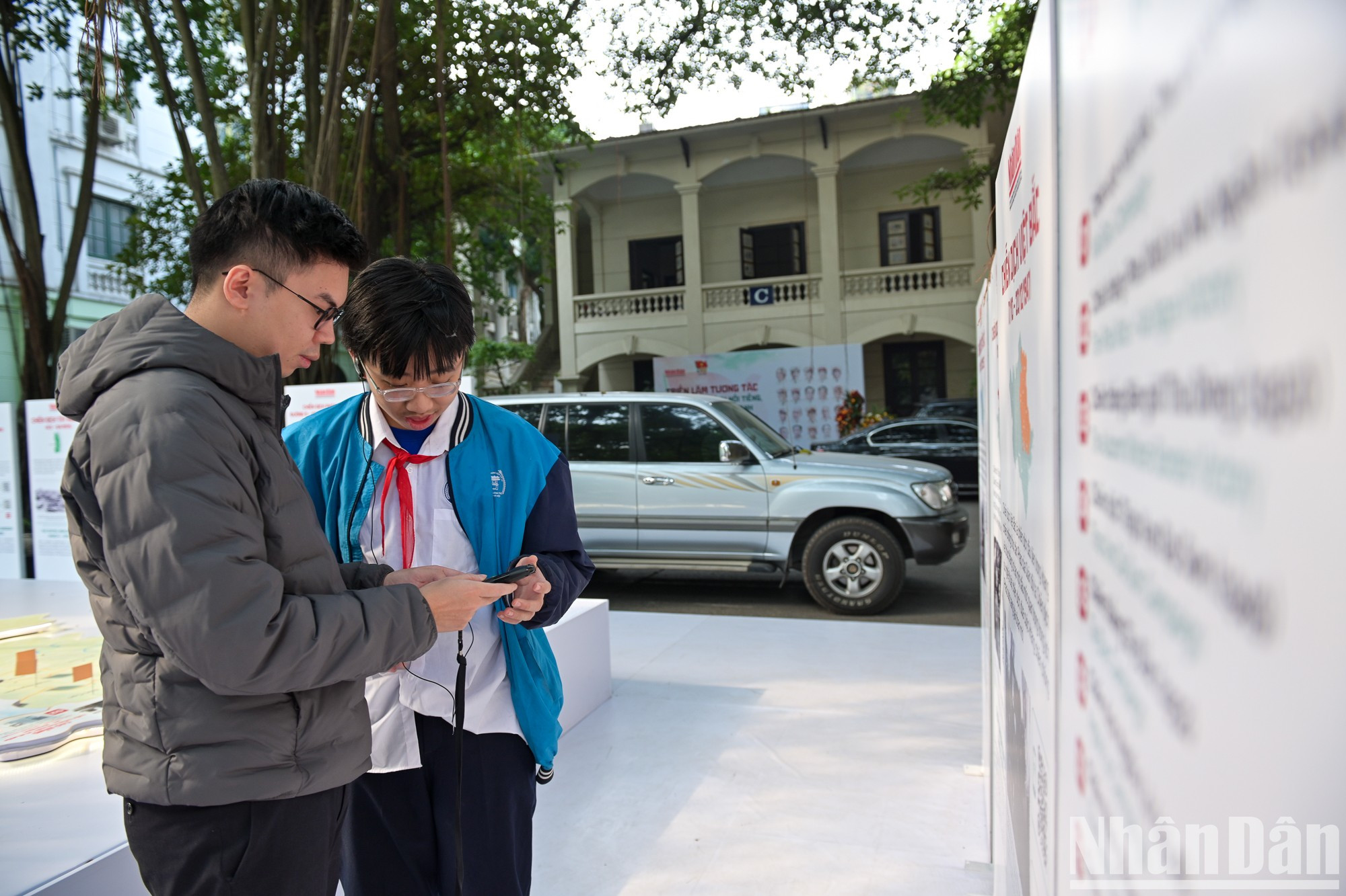 学生们一边参观互动展,一边聆听历史故事。 学生们一边参观互动展,一边聆听历史故事。