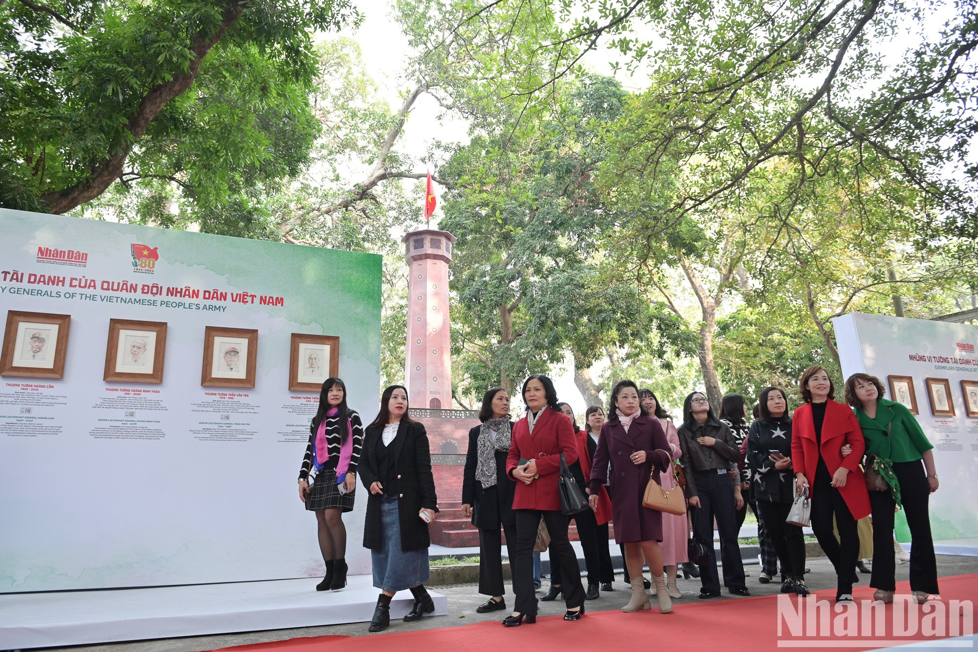 光忠幼儿园的许多老师对越南人民军20位才华横溢的将军的肖像留下了深刻的印象。 光忠幼儿园的许多老师对越南人民军20位才华横溢的将军的肖像留下了深刻的印象。