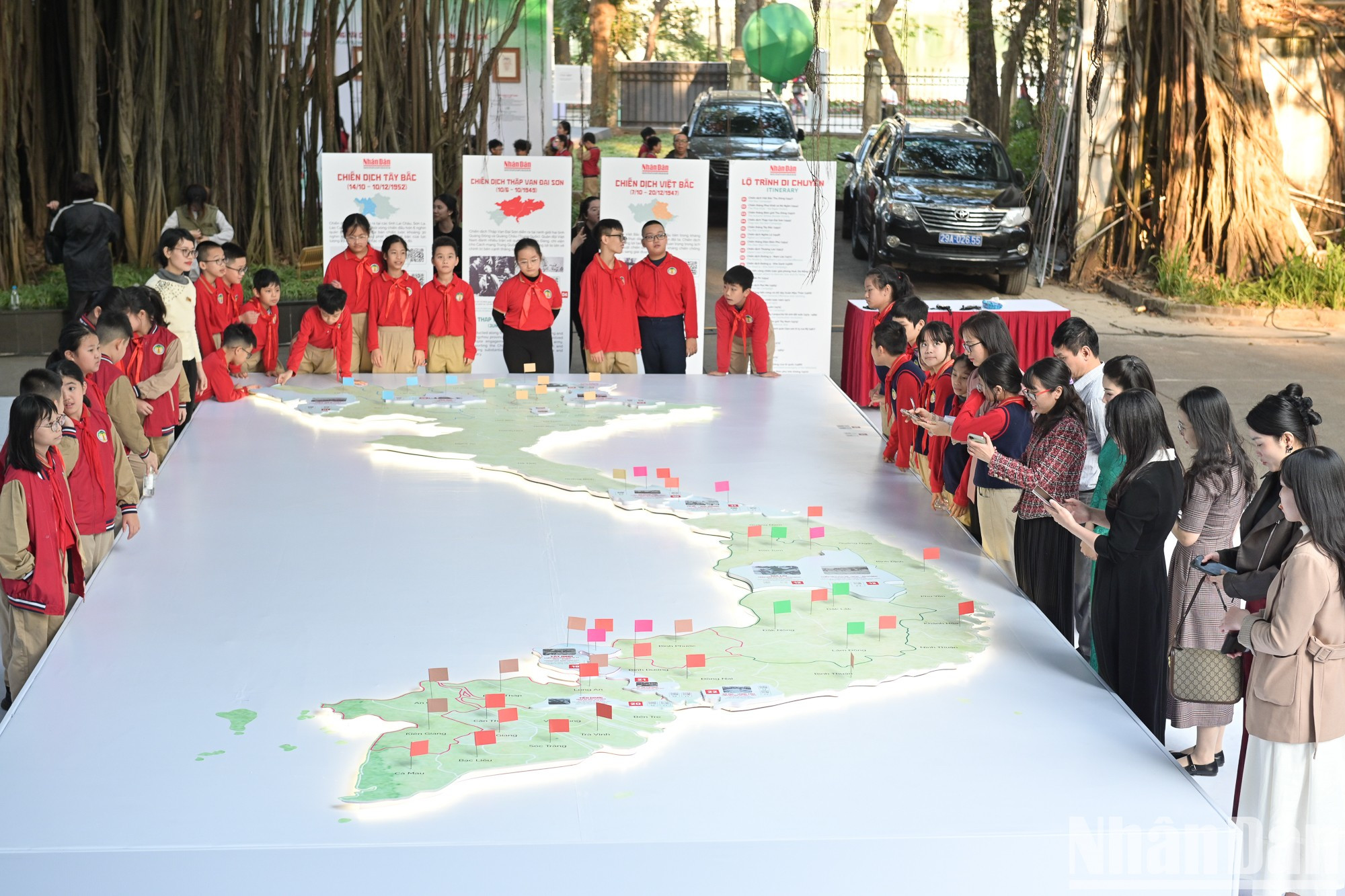 12月21日,众多师生和市民、游客前来参观体验互动展。 12月21日,众多师生和市民、游客前来参观体验互动展。