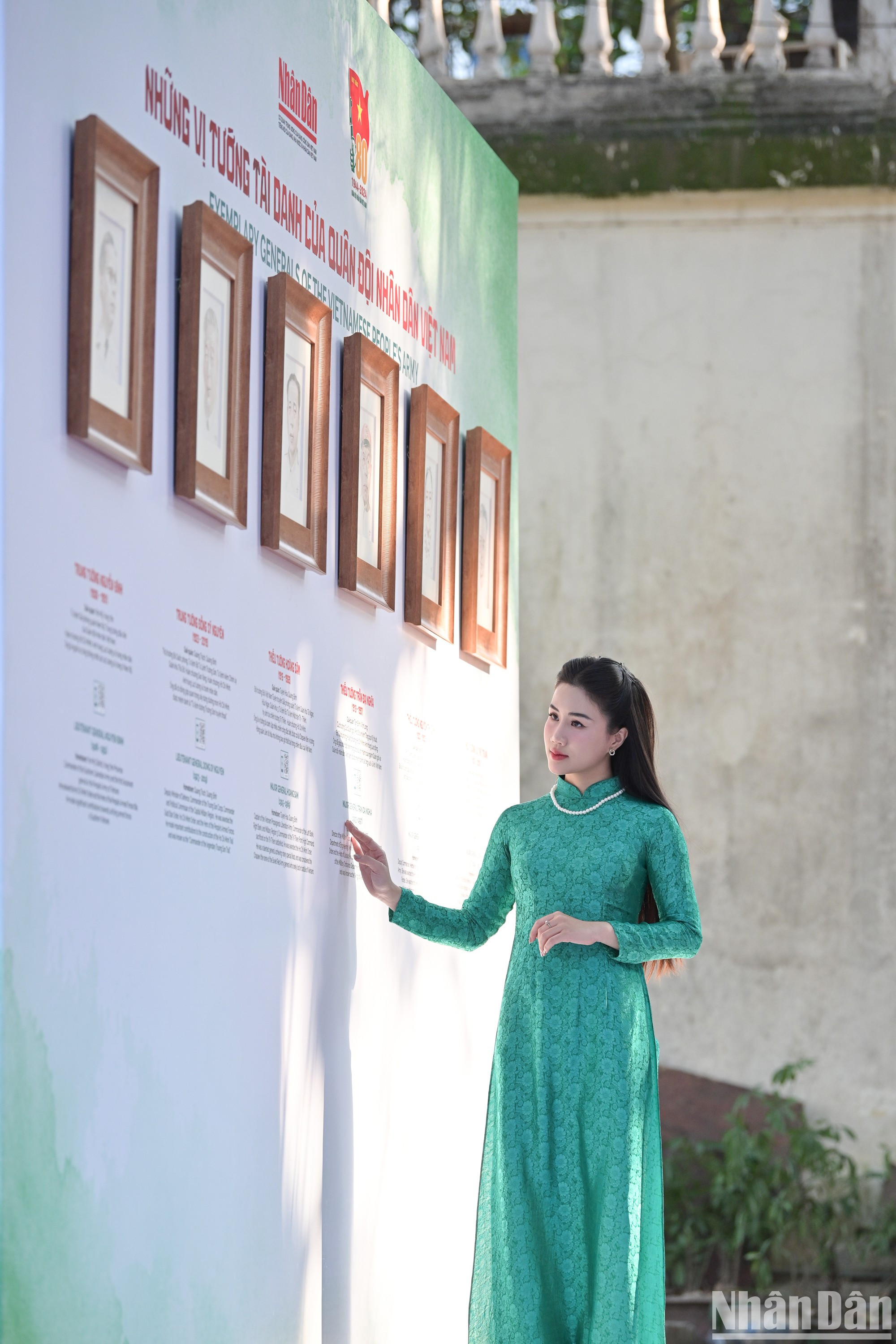 许多身穿奥黛的年轻人前往参观“著名战役与杰出将领”互动展。 许多身穿奥黛的年轻人前往参观“著名战役与杰出将领”互动展。