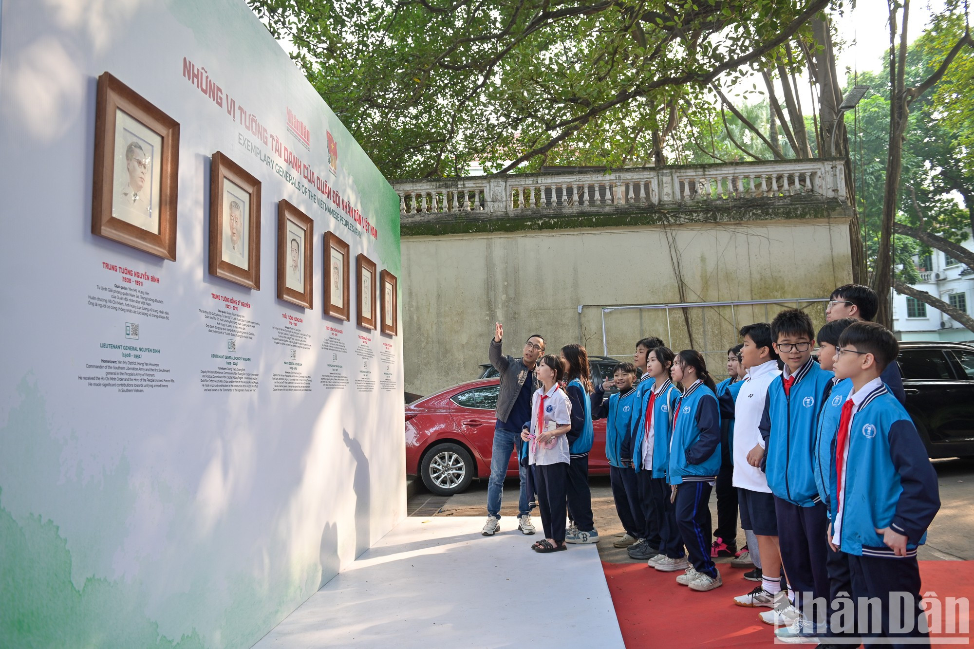 河内阮公著初中学校的学生在互动展中聆听关于杰出将领的介绍。 河内阮公著初中学校的学生在互动展中聆听关于杰出将领的介绍。