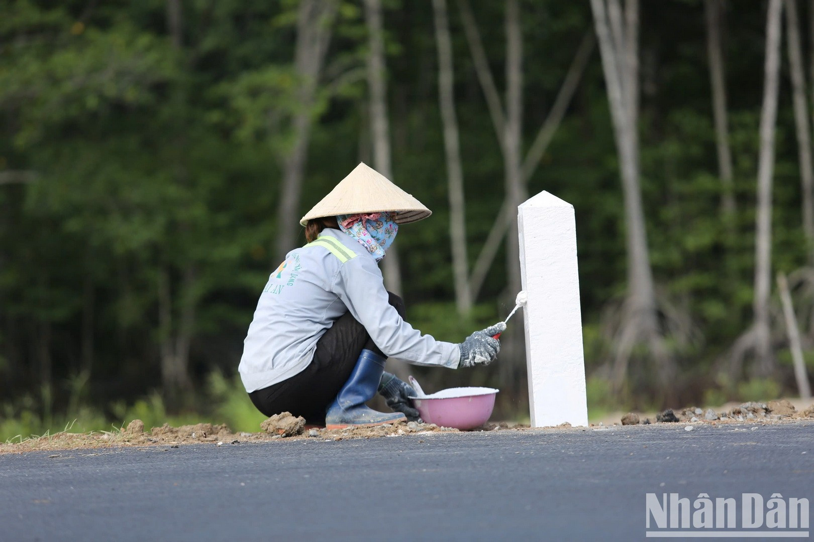 工人们正在完成路线的最后阶段。 工人们正在完成路线的最后阶段。