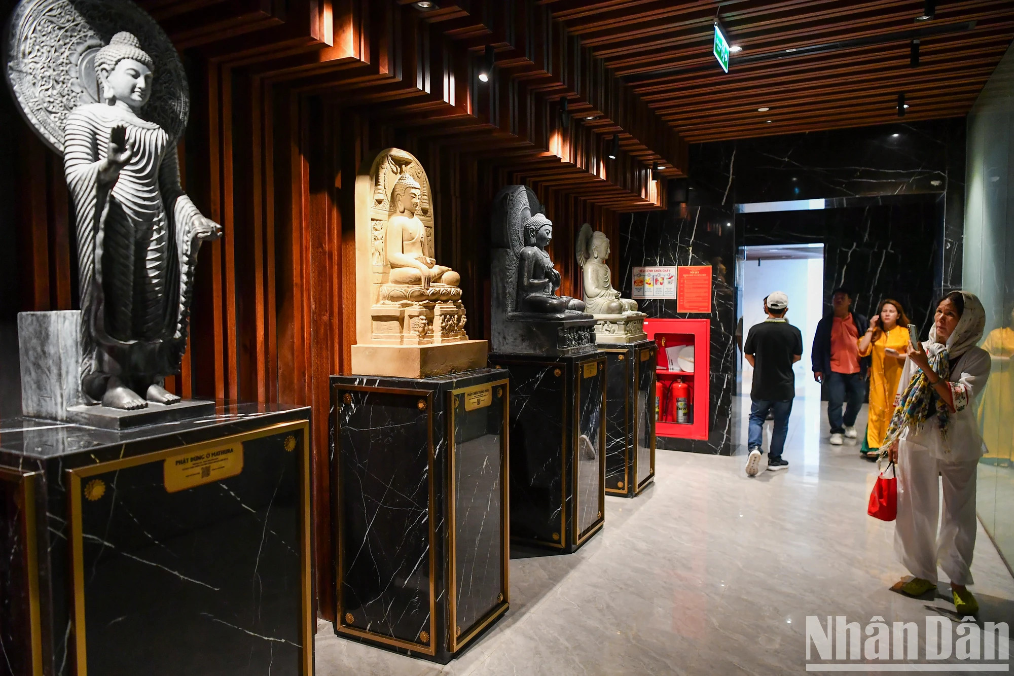 游客们可以在西普陀山佛像脚下参观规模达4410平方米的佛教艺术展示区。 游客们可以在西普陀山佛像脚下参观规模达4410平方米的佛教艺术展示区。