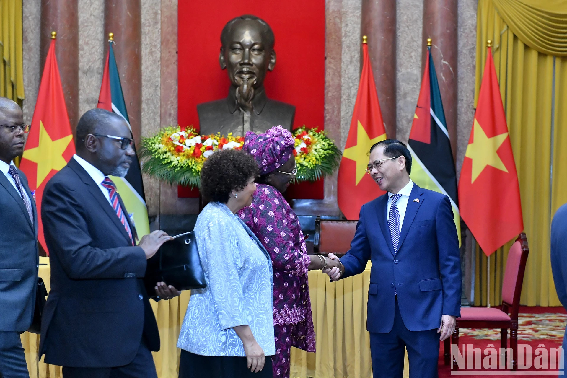 越南政府副总理、外交部长裴青山在签字仪式后与莫桑比克代表团成员握手。 越南政府副总理、外交部长裴青山在签字仪式后与莫桑比克代表团成员握手。