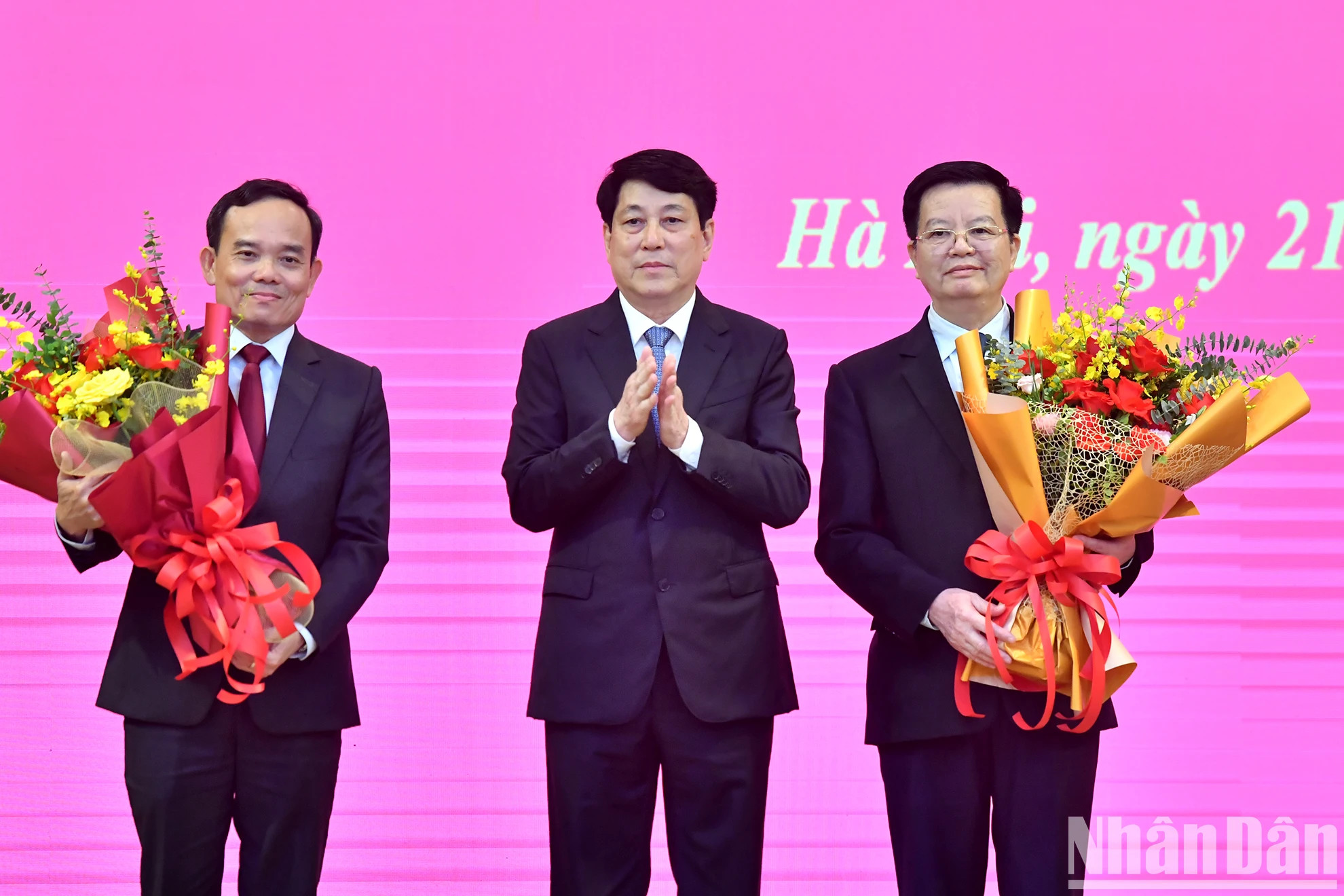 越共中央书记处常务书记梁强向陈流光同志和梅文正同志送花祝贺。