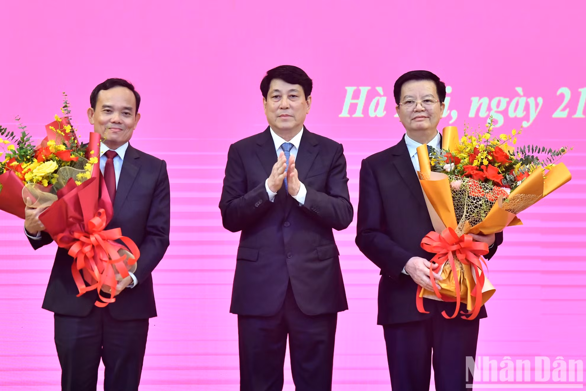 越共中央书记处常务书记梁强向陈流光同志和梅文正同志送花祝贺。