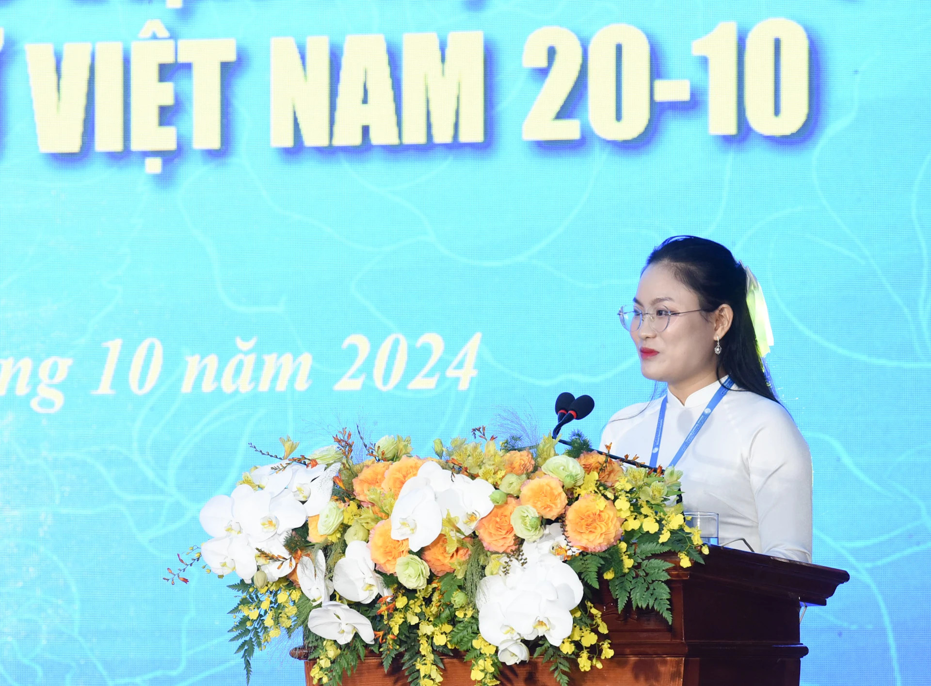 越南妇女学院的学生代表在会上发表讲话。