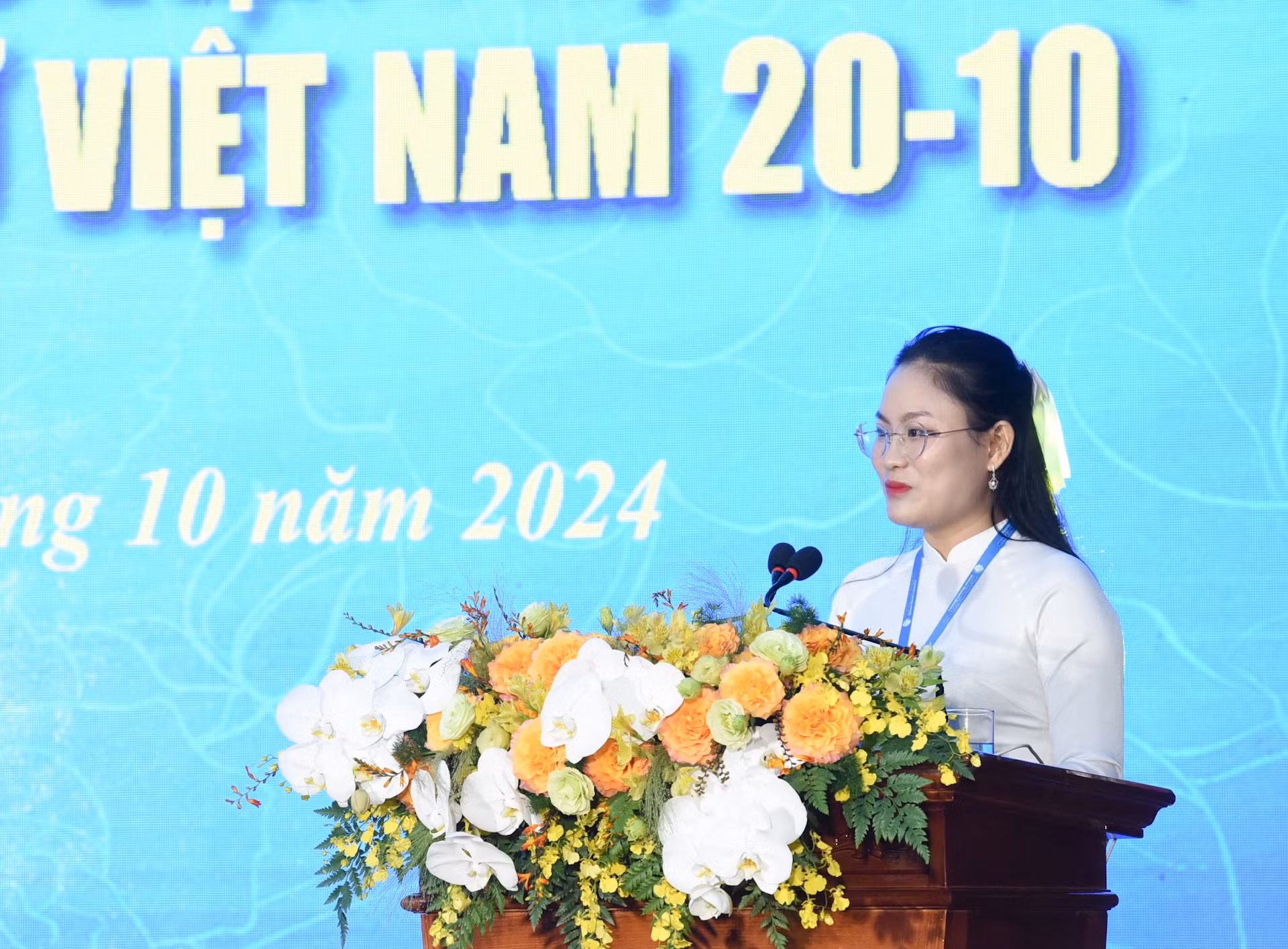 越南妇女学院的学生代表在会上发表讲话。