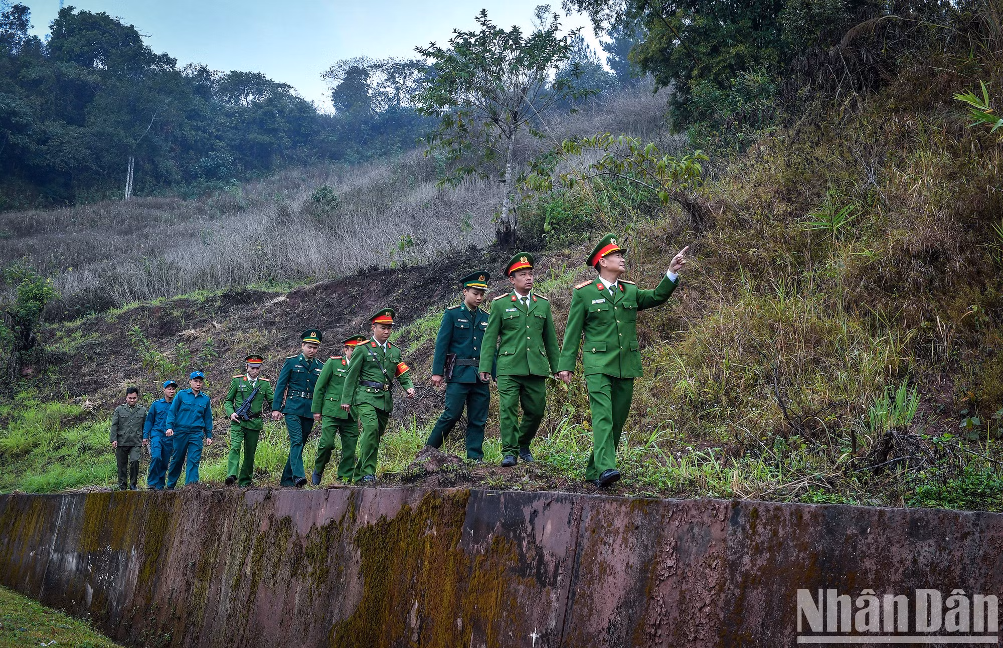 春节前几天，奠边省芒㖇县新头乡公安派出所的干部战士配合边防部队、民兵、自卫队在重点地区巡逻，维护当地稳定的治安秩序。