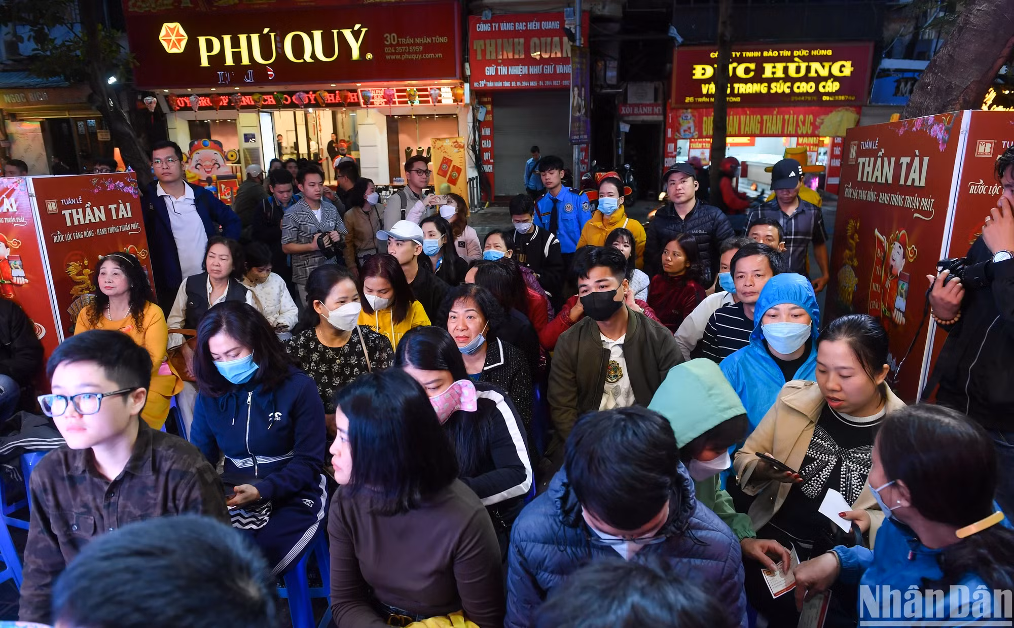 人民在年初排队等待购买黄金祈求好运。