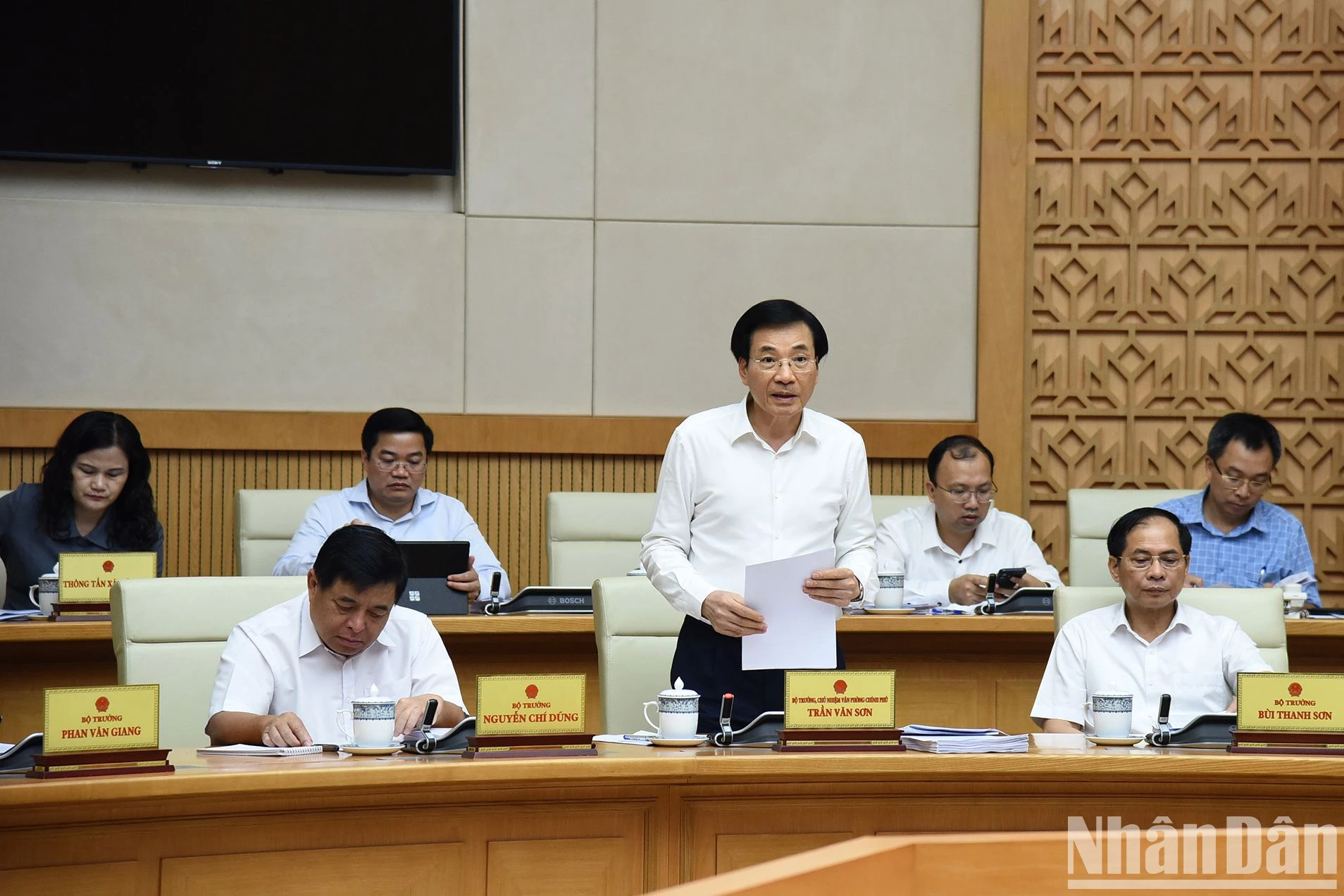 越南政府办公厅主任陈文山部长在会上发表讲话。