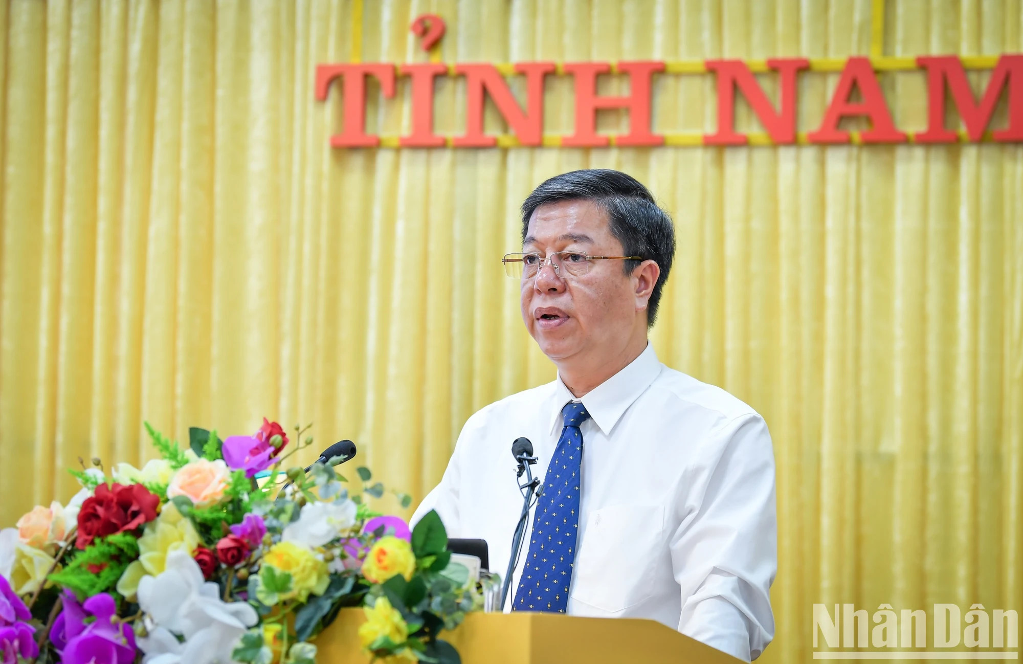 真理国家政治出版社总编辑武仲林博士、副教授报告研讨会介绍。