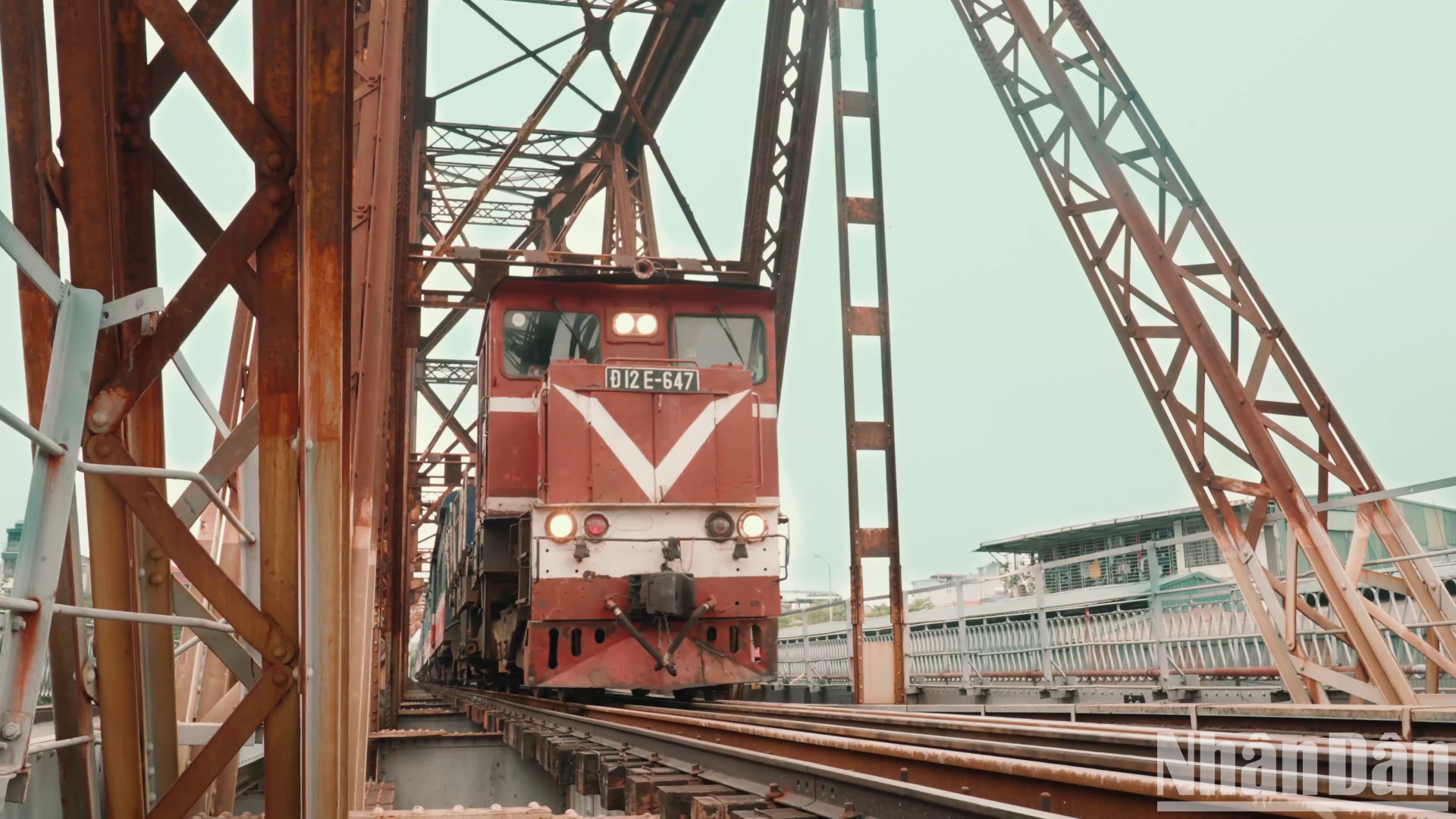 火车带着观众穿梭在记忆的旧痕和当下的日子之间。 火车带着观众穿梭在记忆的旧痕和当下的日子之间。