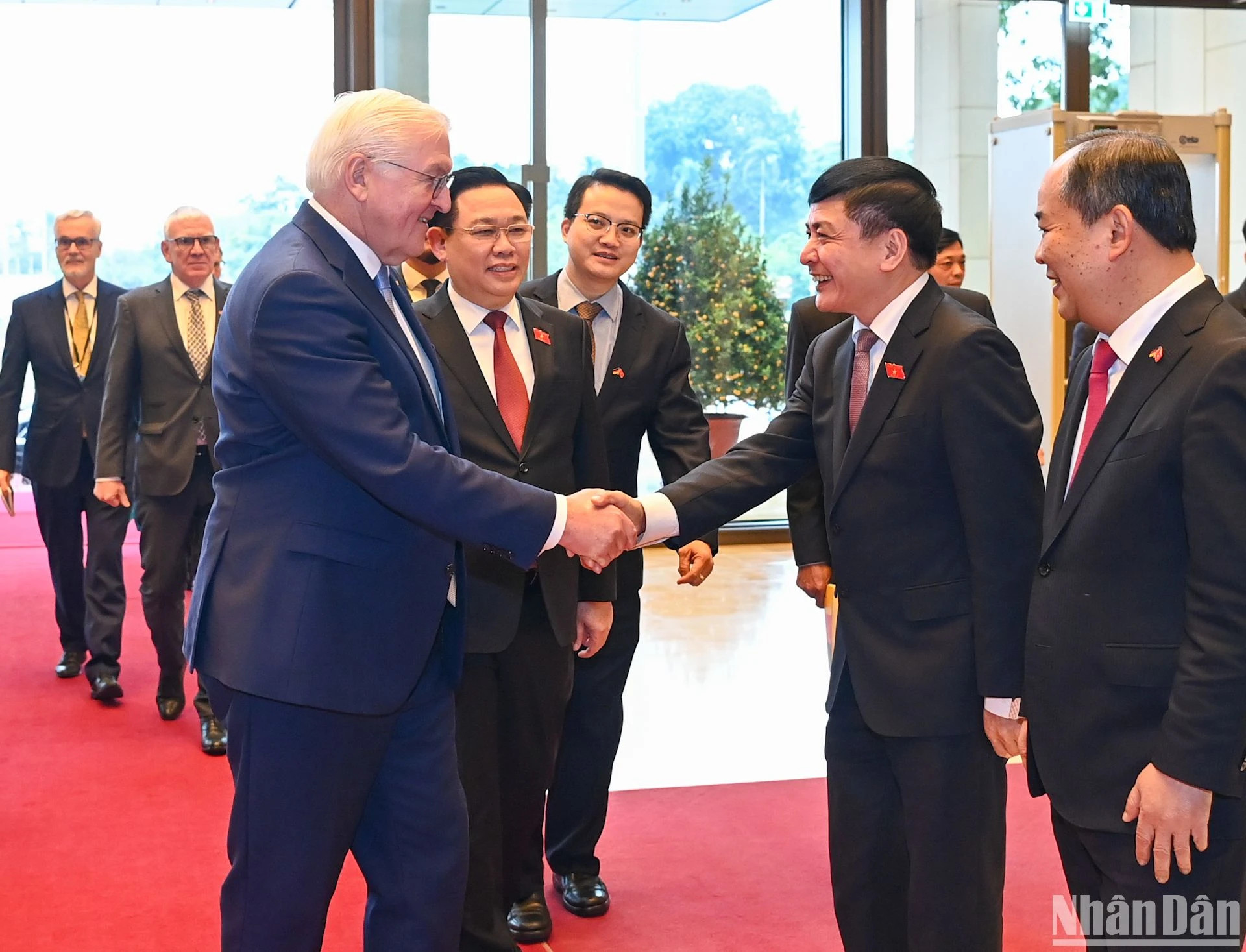 国会主席王廷惠向德国总统施泰因迈尔介绍越南代表团代表。