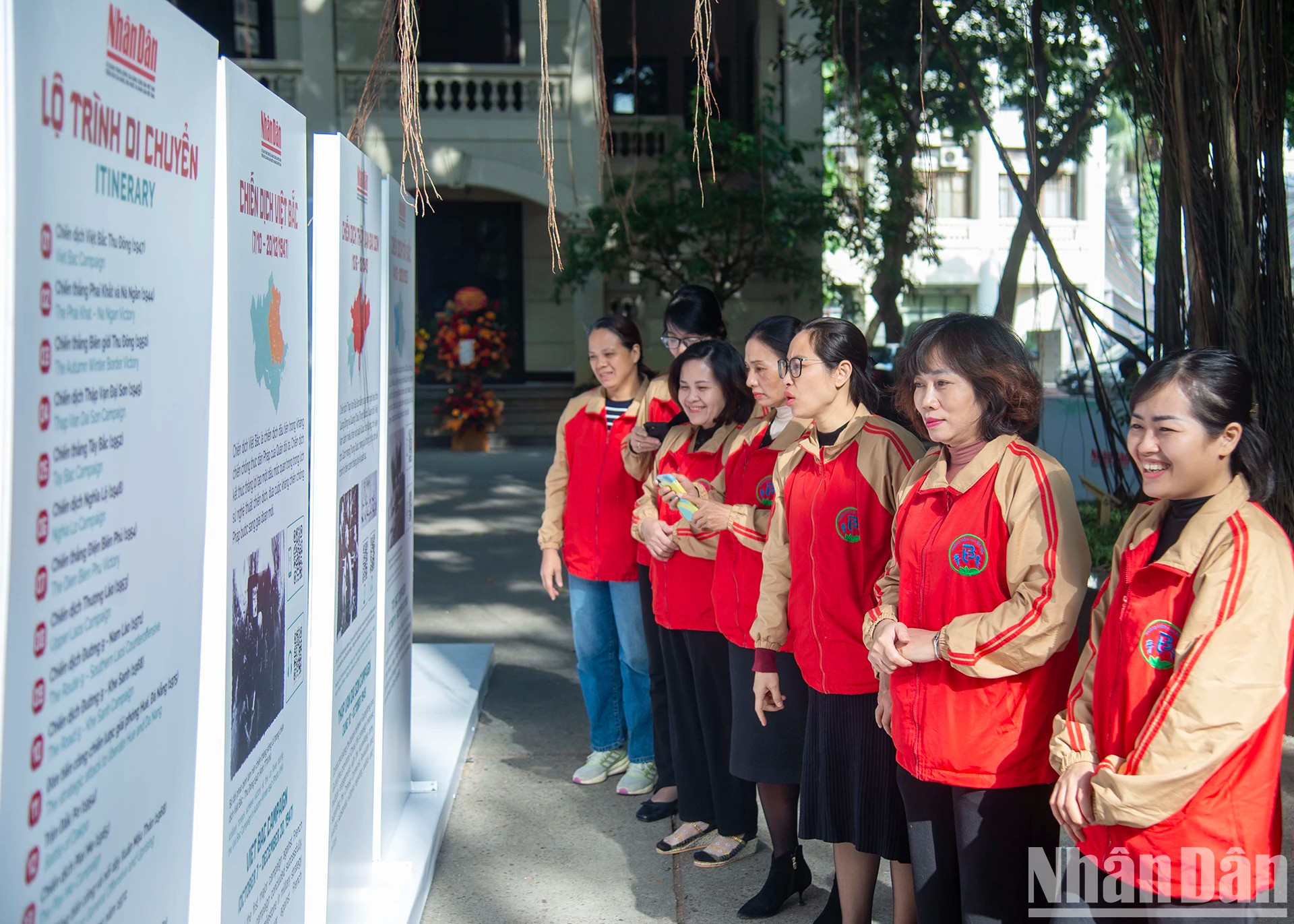 此次互动展是河内市学校在今年特殊周年纪念日期间举办课外活动以了解越南人民军的机会。 此次互动展是河内市学校在今年特殊周年纪念日期间举办课外活动以了解越南人民军的机会。