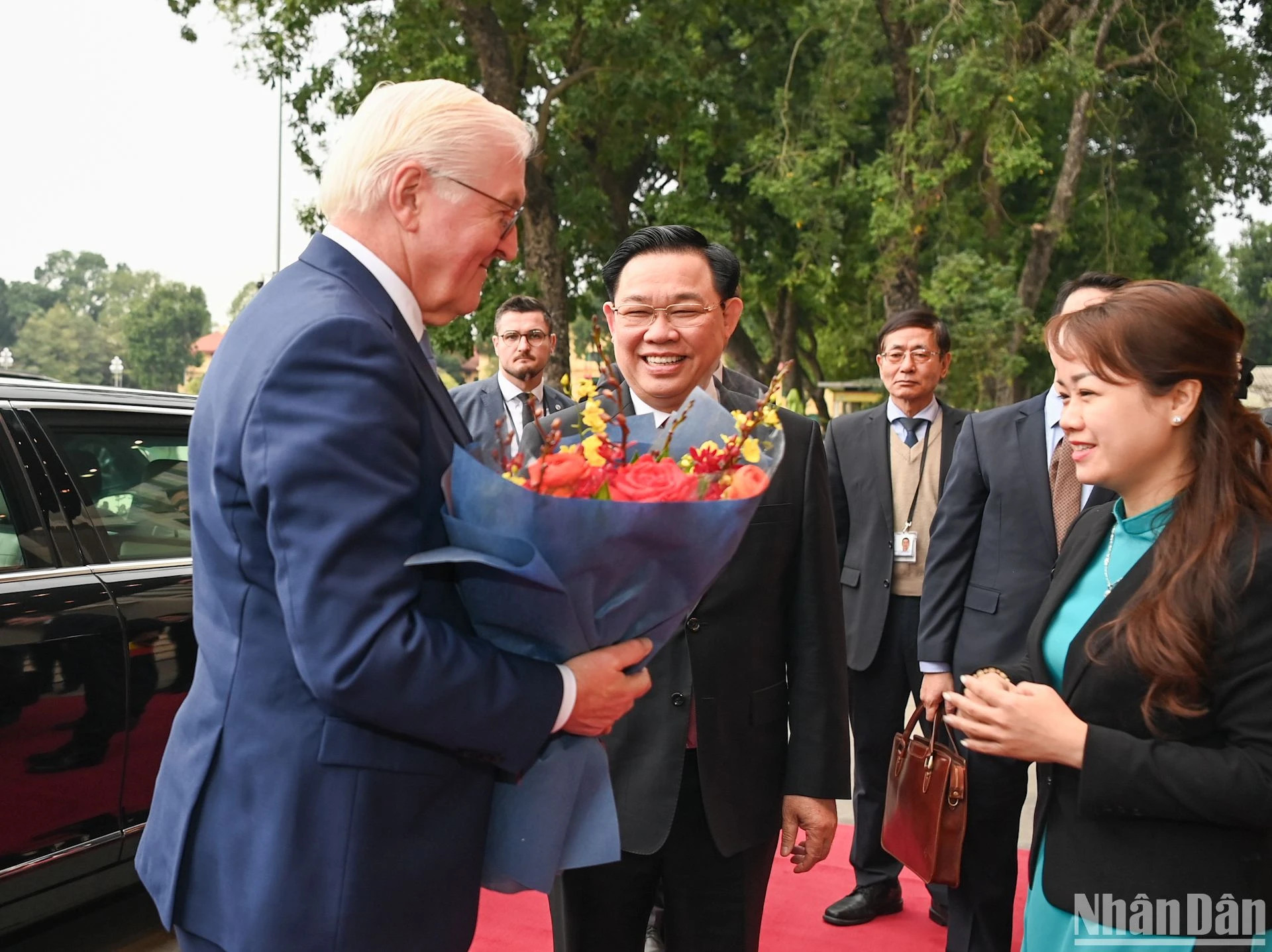 越南国会办公厅人员送花欢迎德国总统施泰因迈尔。