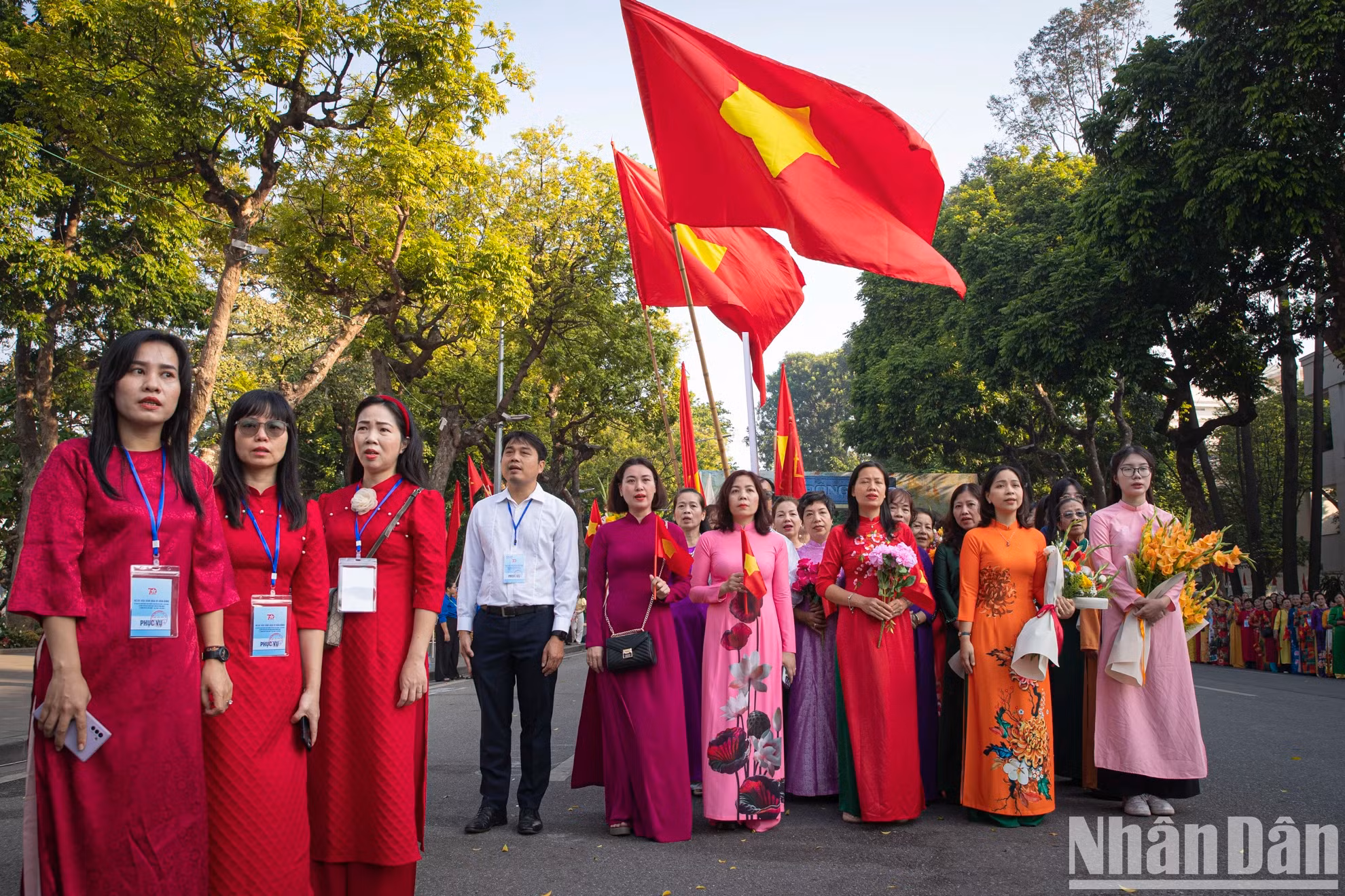 该活动于10月6日上午7时至上午10时在还剑湖地区举行,首先在李太祖纪念碑举行敬香仪式。 该活动于10月6日上午7时至上午10时在还剑湖地区举行,首先在李太祖纪念碑举行敬香仪式。