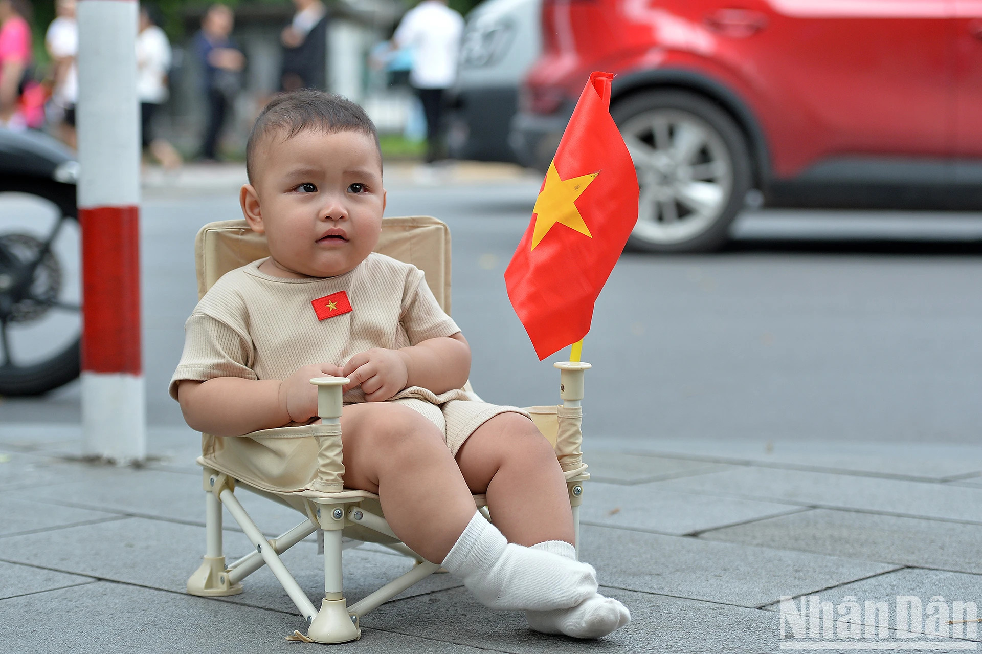 “小公民”们被父母带着漫步街头,胸前佩戴着国旗。 “小公民”们被父母带着漫步街头,胸前佩戴着国旗。
