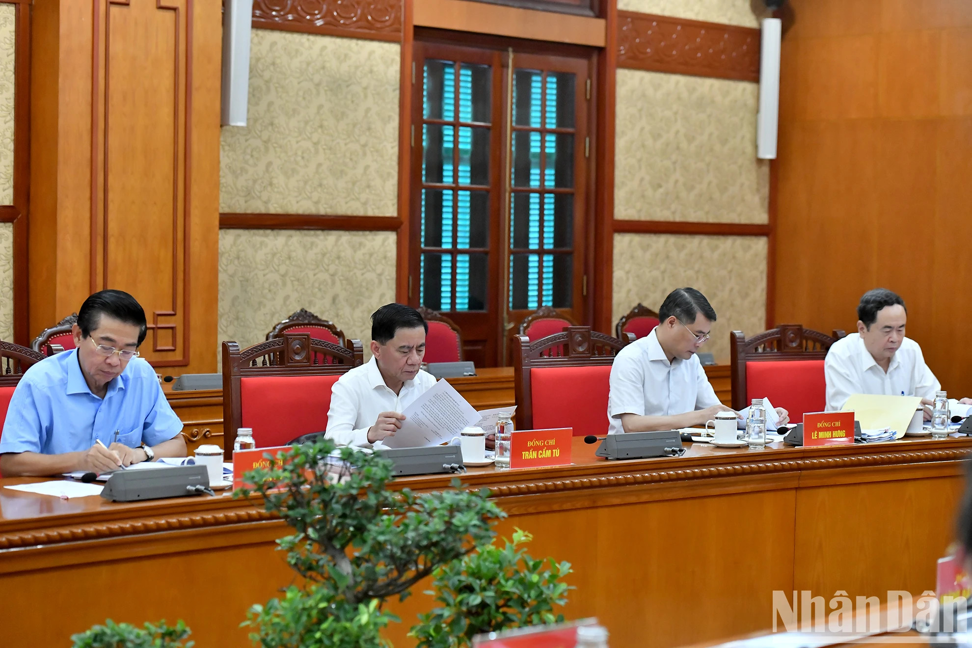 党和国家领导出席会议。