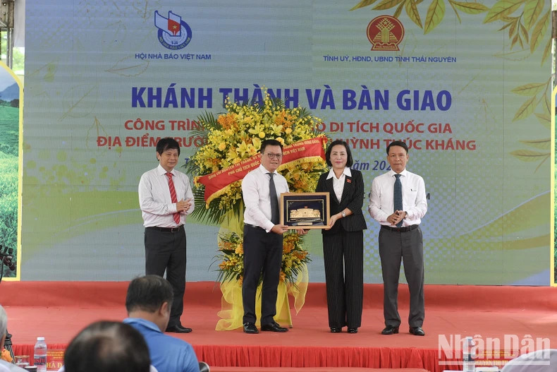 国会副主席阮氏青送花祝贺越南新闻工作者协会。