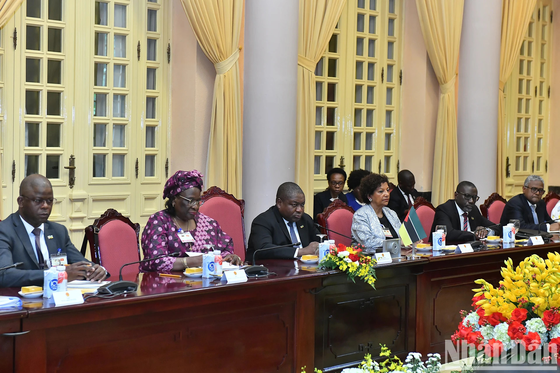 菲利佩·雅辛托·纽西总统以及莫桑比克代表团成员出席会谈。