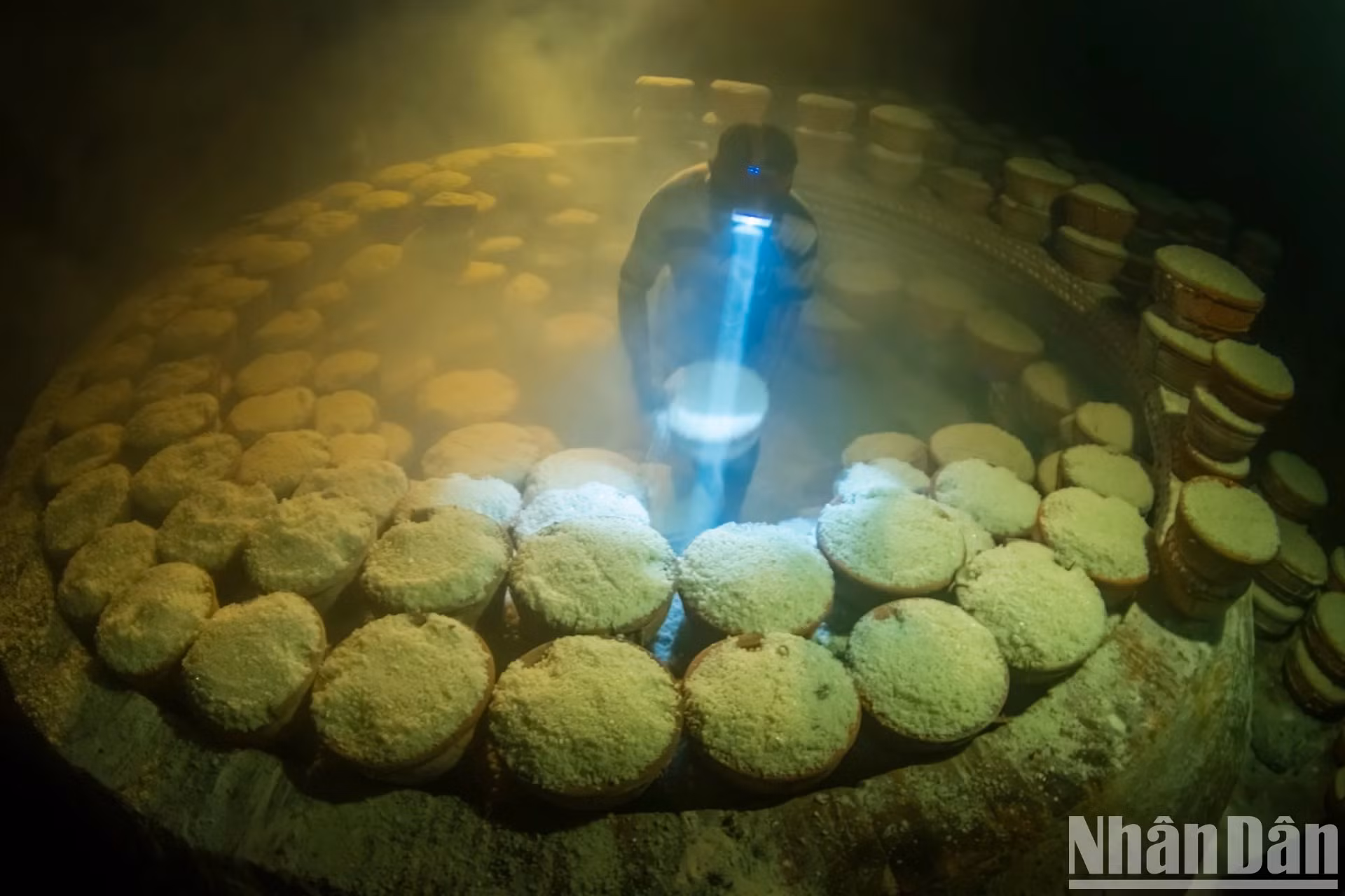 盐也是一种带来经济价值的产品，为许多地方沿海地区的人民创造了就业机会。富安省的人民正在蒸盐。