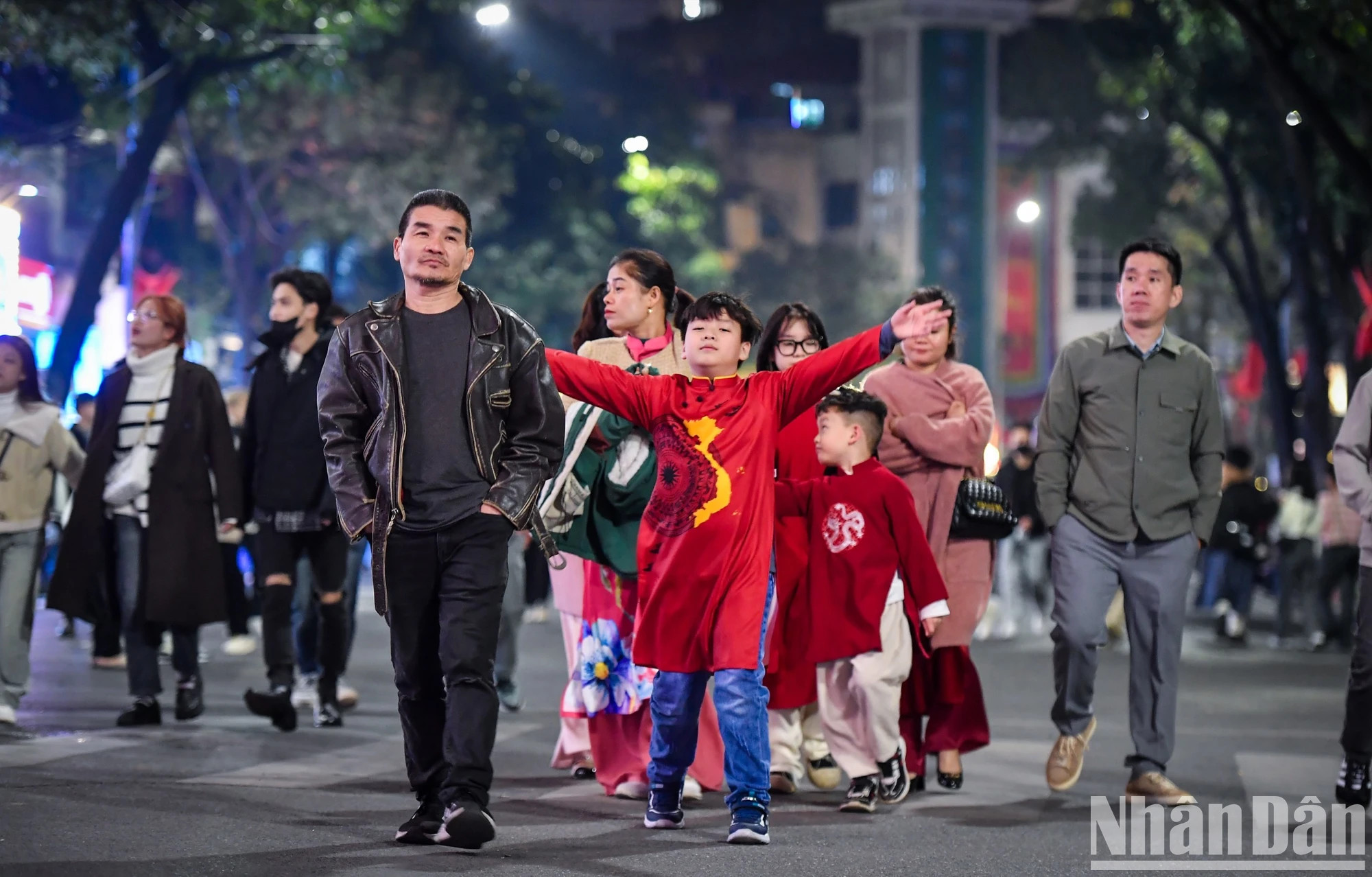 儿童们身着漂亮的衣服等待除夕时刻的到来。