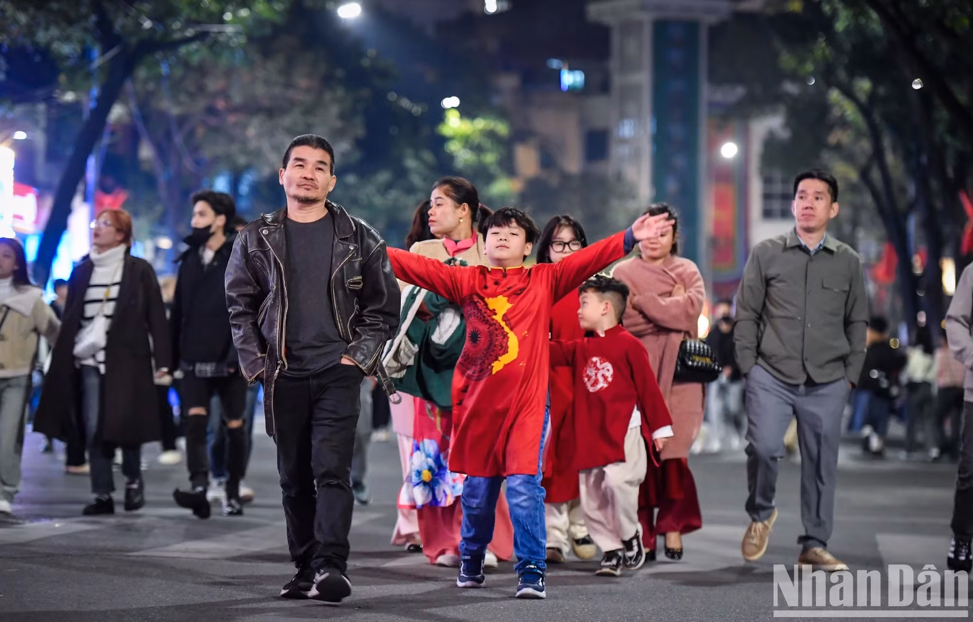 儿童们身着漂亮的衣服等待除夕时刻的到来。