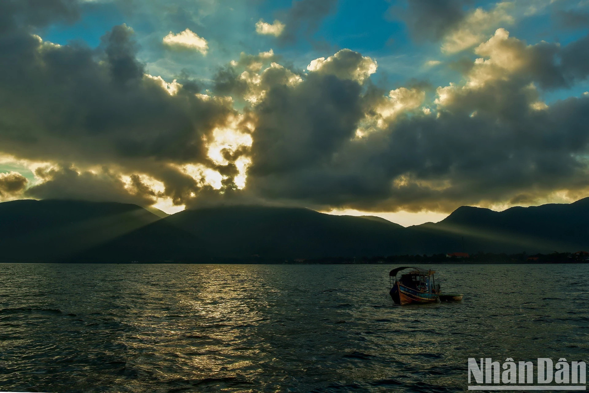 克服重重困难和恶劣天气,渔民们依然出海谋生,坚守着大海。 克服重重困难和恶劣天气,渔民们依然出海谋生,坚守着大海。