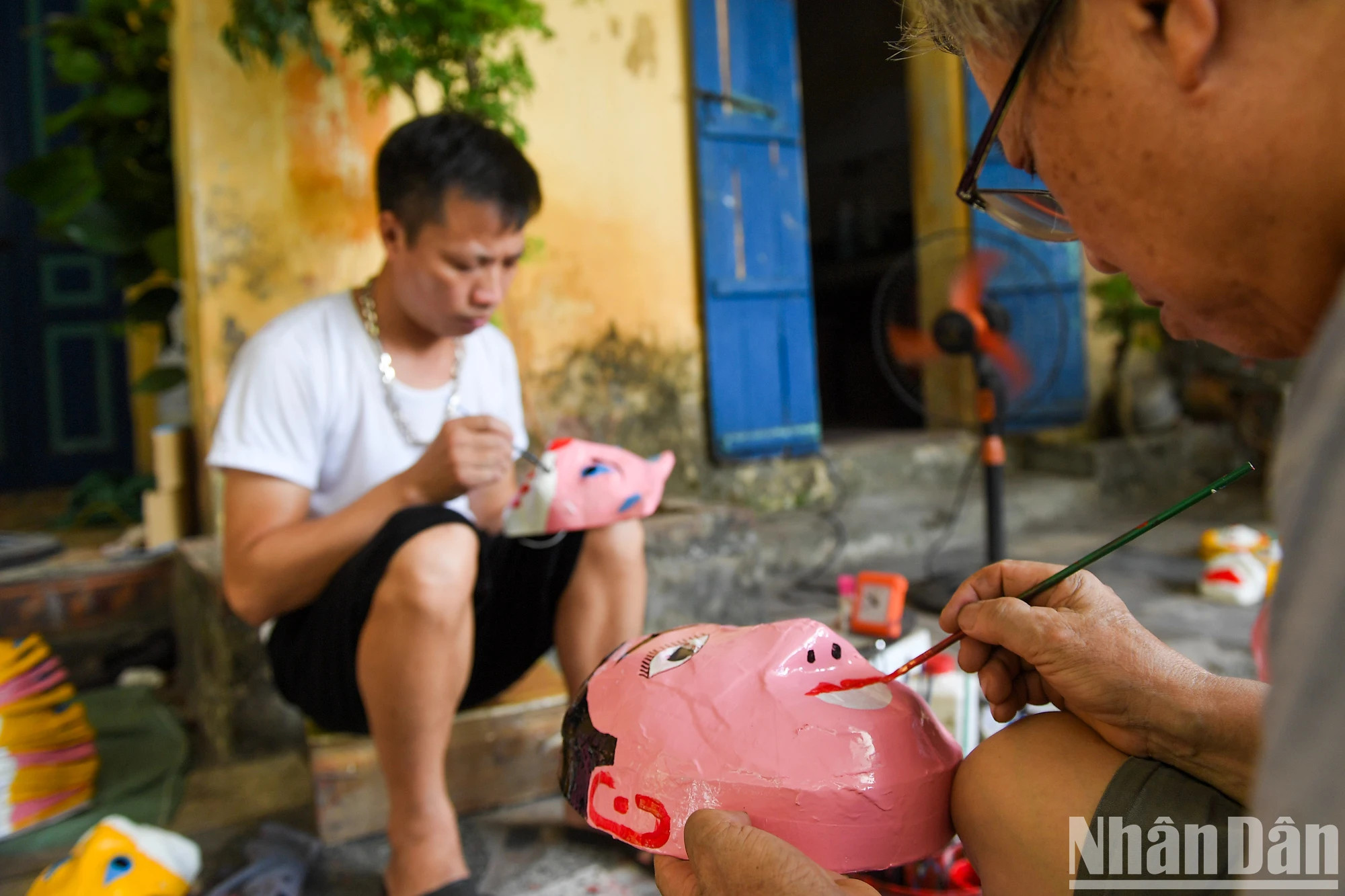 好翁村的中秋玩具全部采用天然材料手工制作，如竹子、篾片、纸张、纸板等。每个工序都十分细致，耗费大量工夫，因为完全是手工制作。