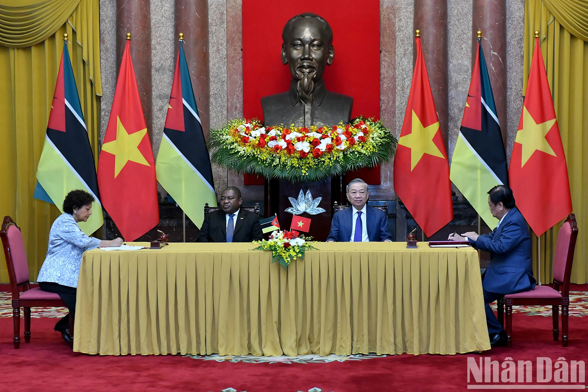 苏林总书记、国家主席与莫桑比克总统出席越南农业与农村发展部与莫桑比克海洋、内水和渔业部关于农业合作的谅解备忘录签字仪式。 苏林总书记、国家主席与莫桑比克总统出席越南农业与农村发展部与莫桑比克海洋、内水和渔业部关于农业合作的谅解备忘录签字仪式。