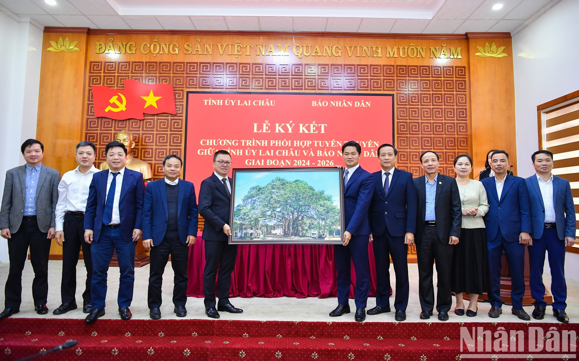 《人民报》社向莱州省赠送纪念品。