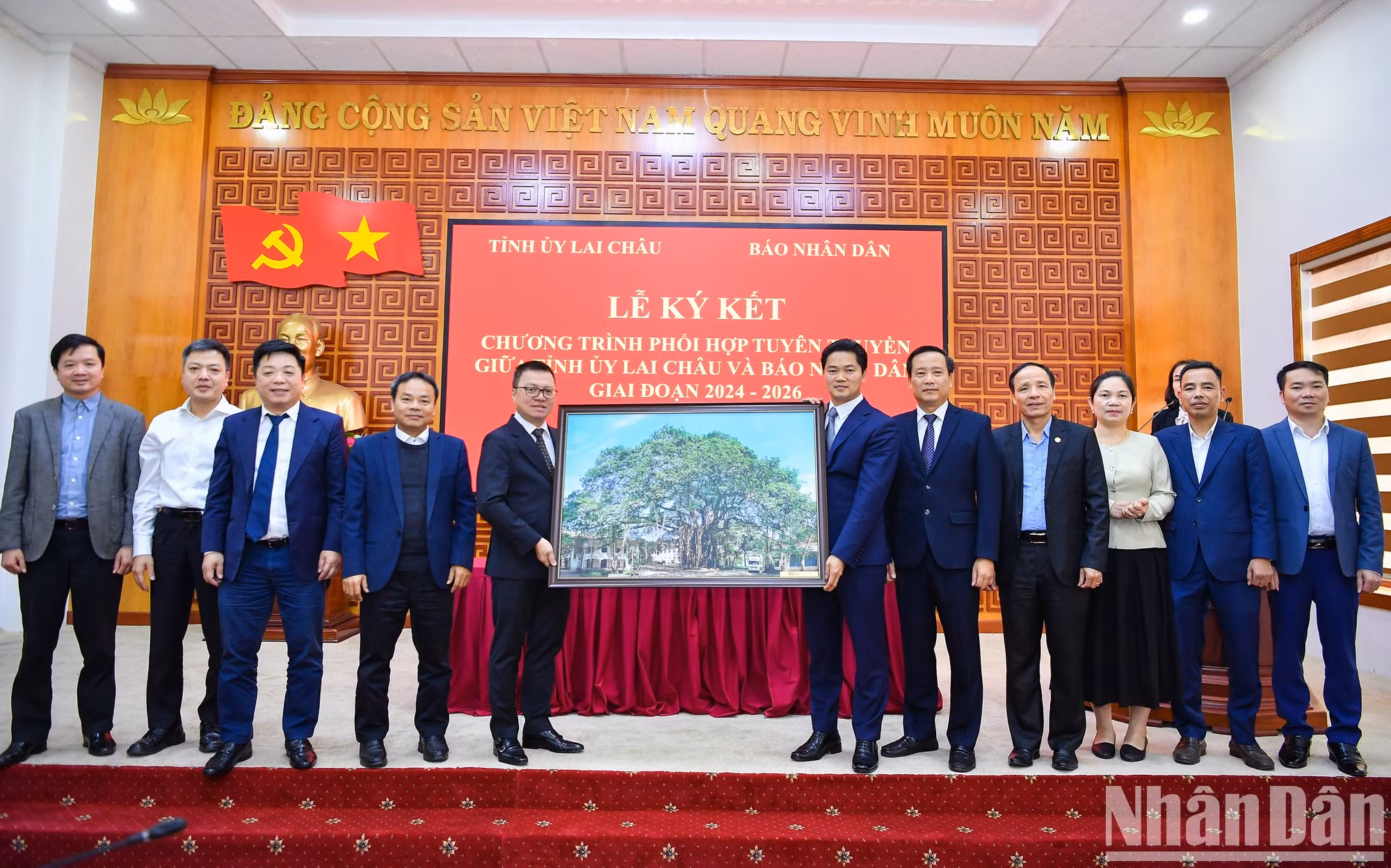 《人民报》社向莱州省赠送纪念品。