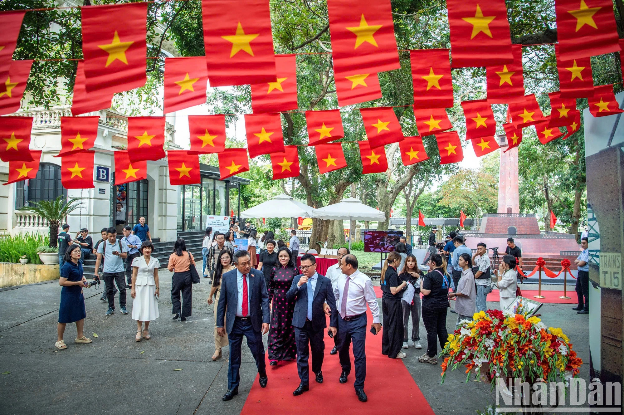 各位代表参观展会。 各位代表参观展会。