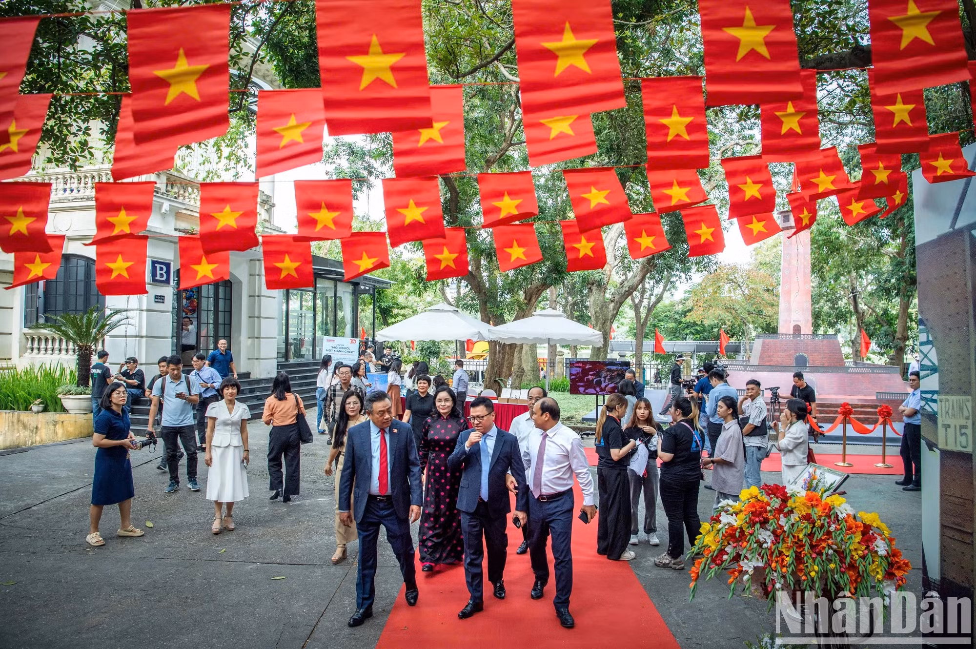 各位代表参观展会。