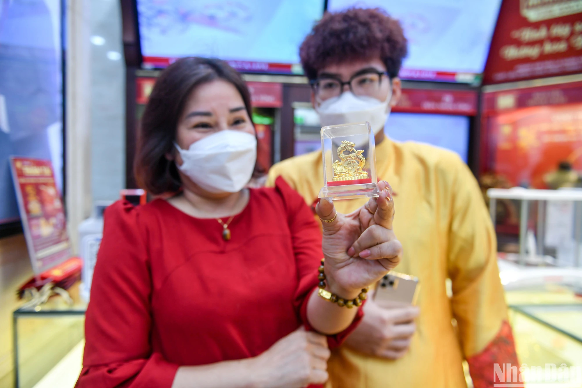 此外,不少龙吉祥物造型的饰品产品也吸引了顾客的眼球。 此外,不少龙吉祥物造型的饰品产品也吸引了顾客的眼球。