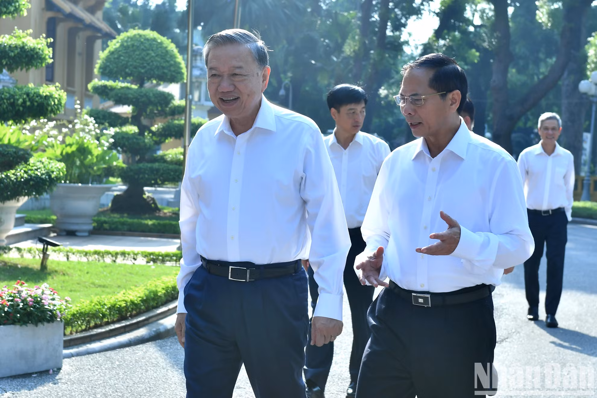 苏林总书记、国家主席莅临外交部总部。
