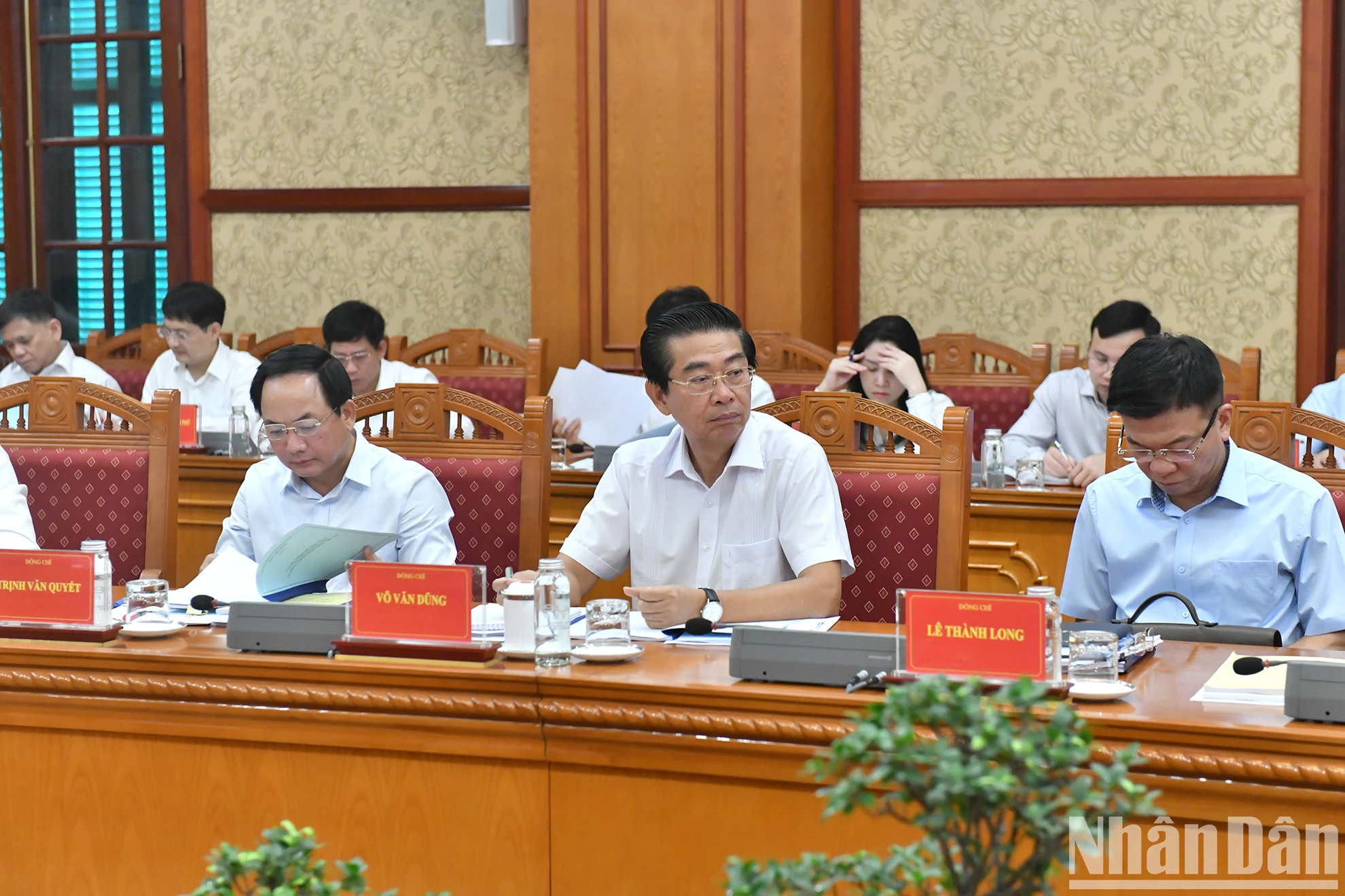 各位领导代表出席会议。 各位领导代表出席会议。